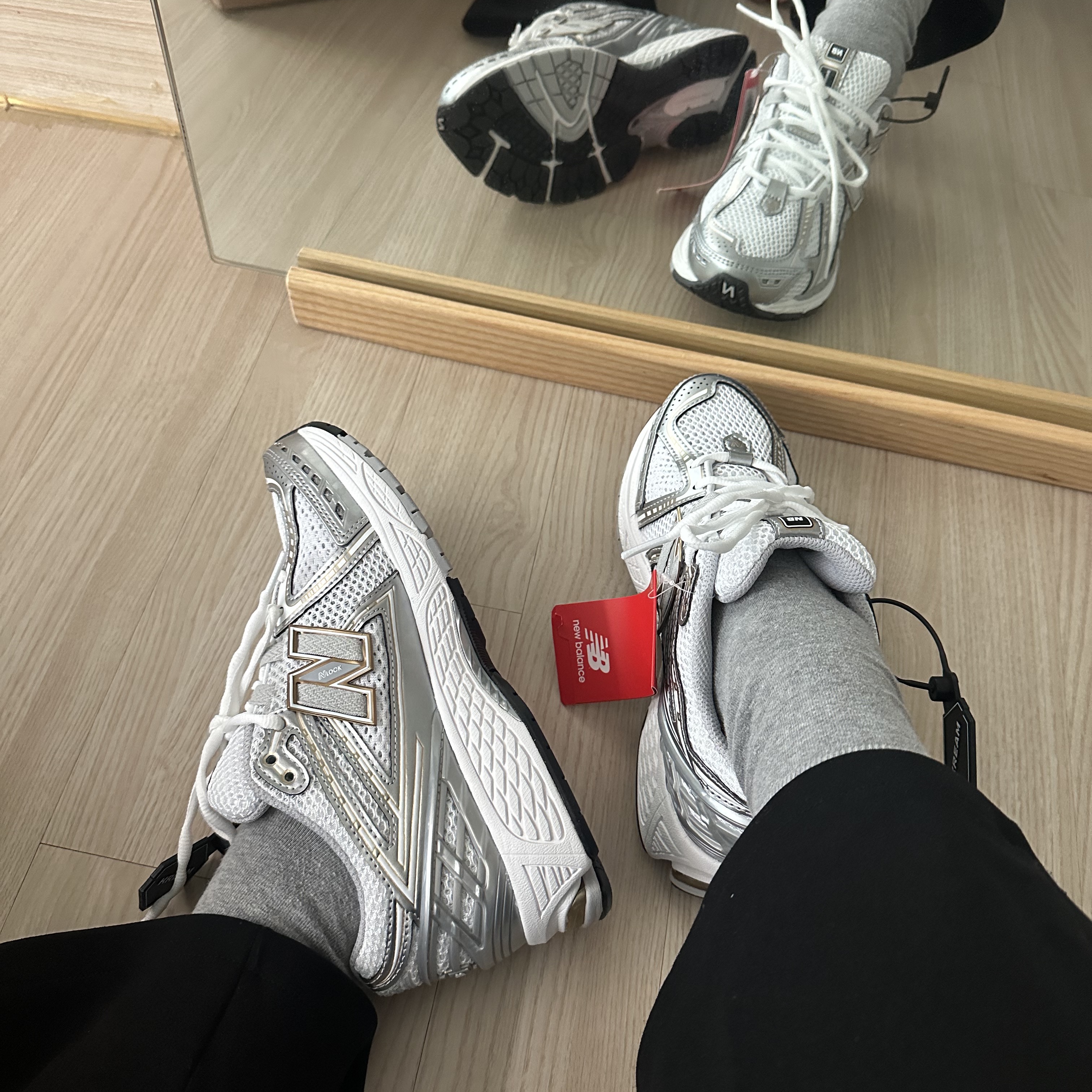 New Balance 1906R White Metallic Silver 착용 스타일 - 2