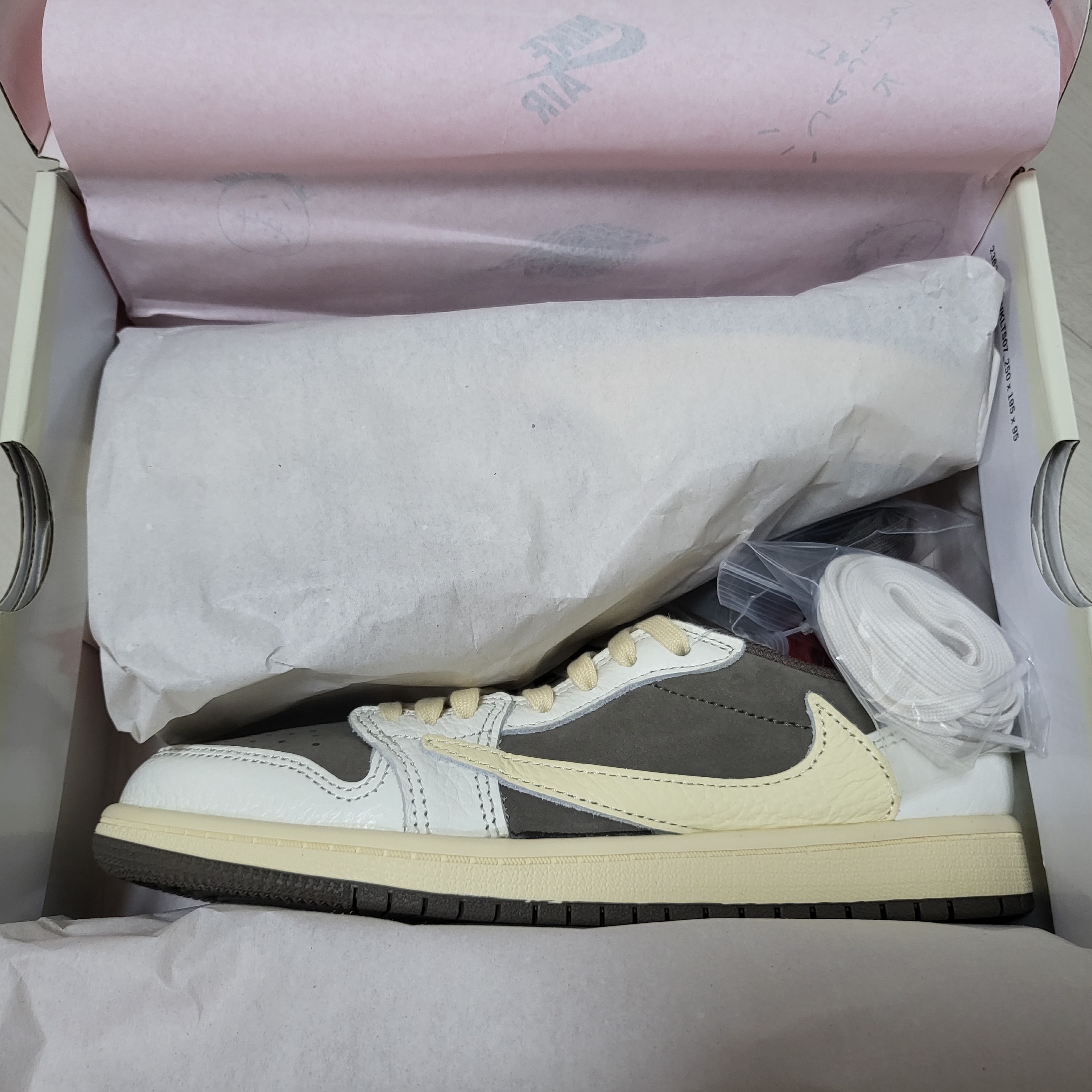 (PS) Jordan 1 x Travis Scott Retro Low OG SP Sail and Ridgerock 착용 스타일