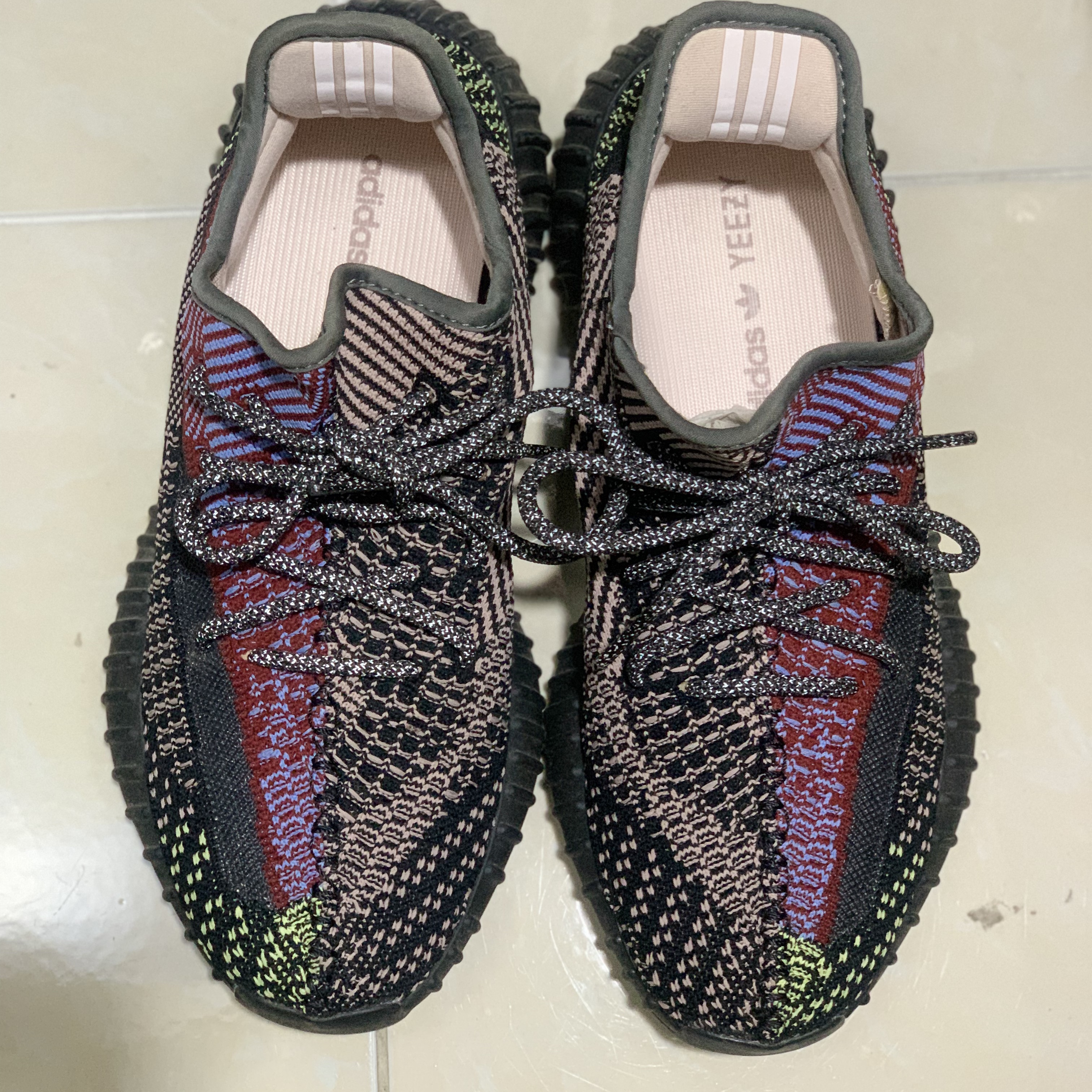 Adidas Yeezy Boost 350 V2 Yecheil - Non-Reflective 착용 스타일
