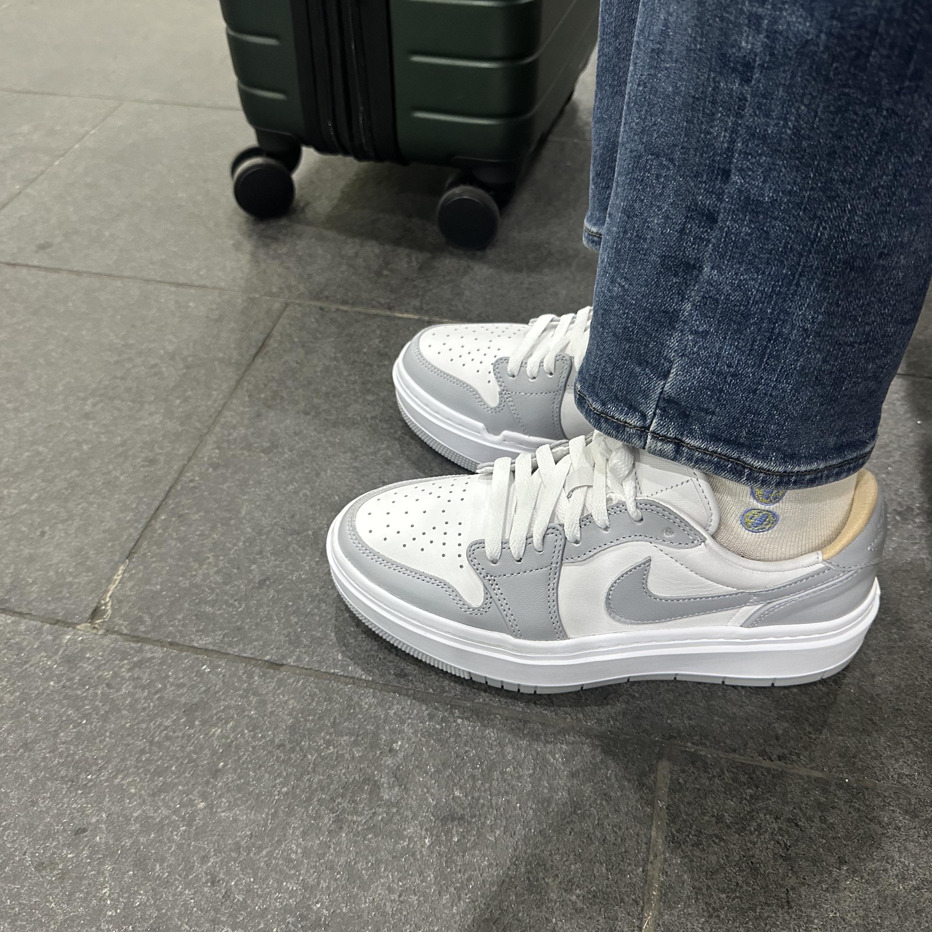 (W) Jordan 1 Elevate Low White and Wolf Grey 착용 스타일