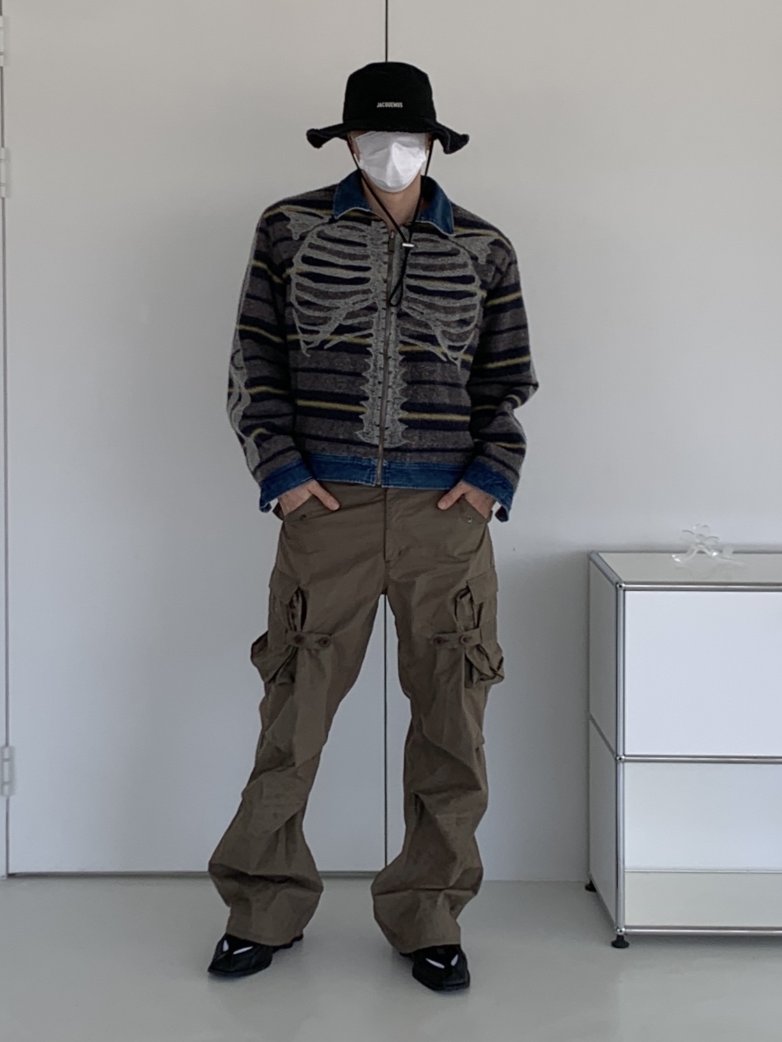Jacquemus Le Bob Artichaut Bucket Hat Black, Nike x Martine Rose Shox MR4 Black 착용 스타일 - 3