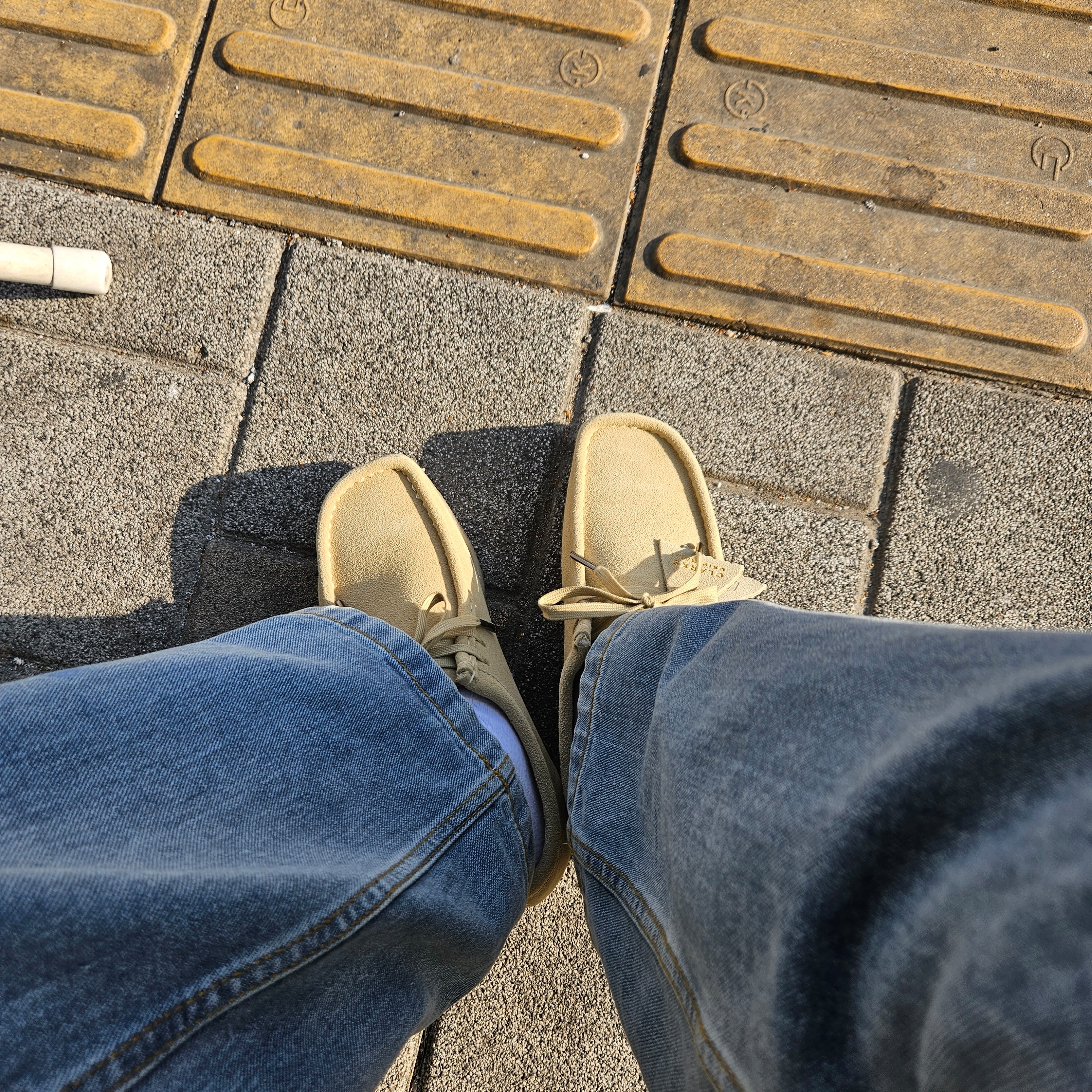 Clarks Wallabee Maple Suede 착용 스타일 - 1