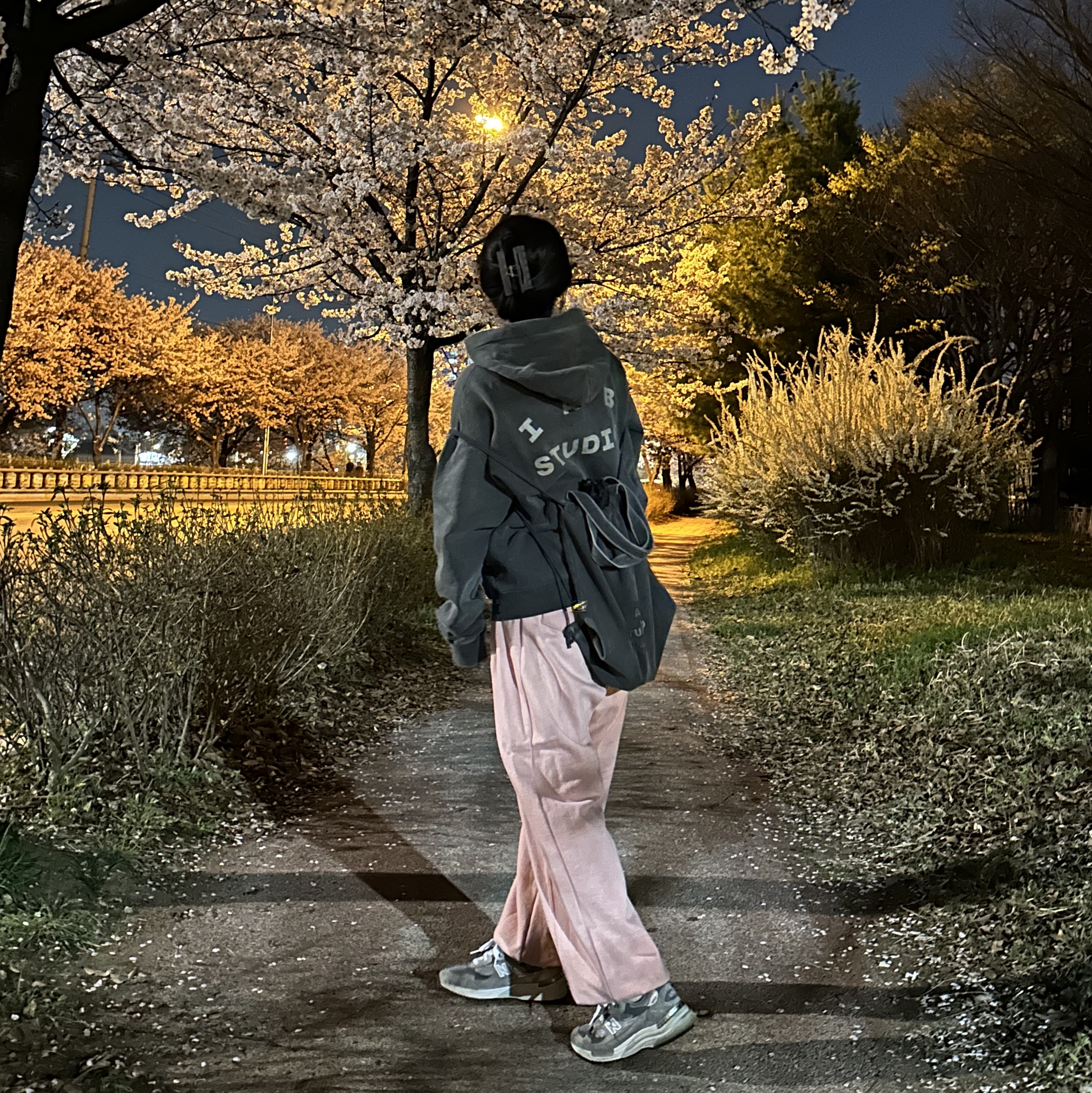 IAB Studio Pigment Hoodie & Sack Black, New Balance 992 Made in USA Grey - D Standard 착용 스타일 - 1