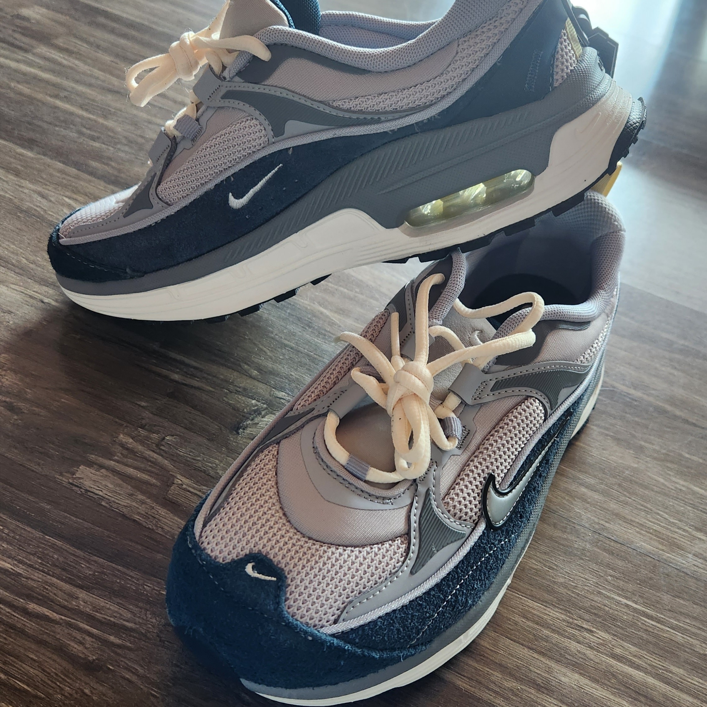(W) Nike Air Max Bliss Light Iron Ore Armory Navy 착용 스타일