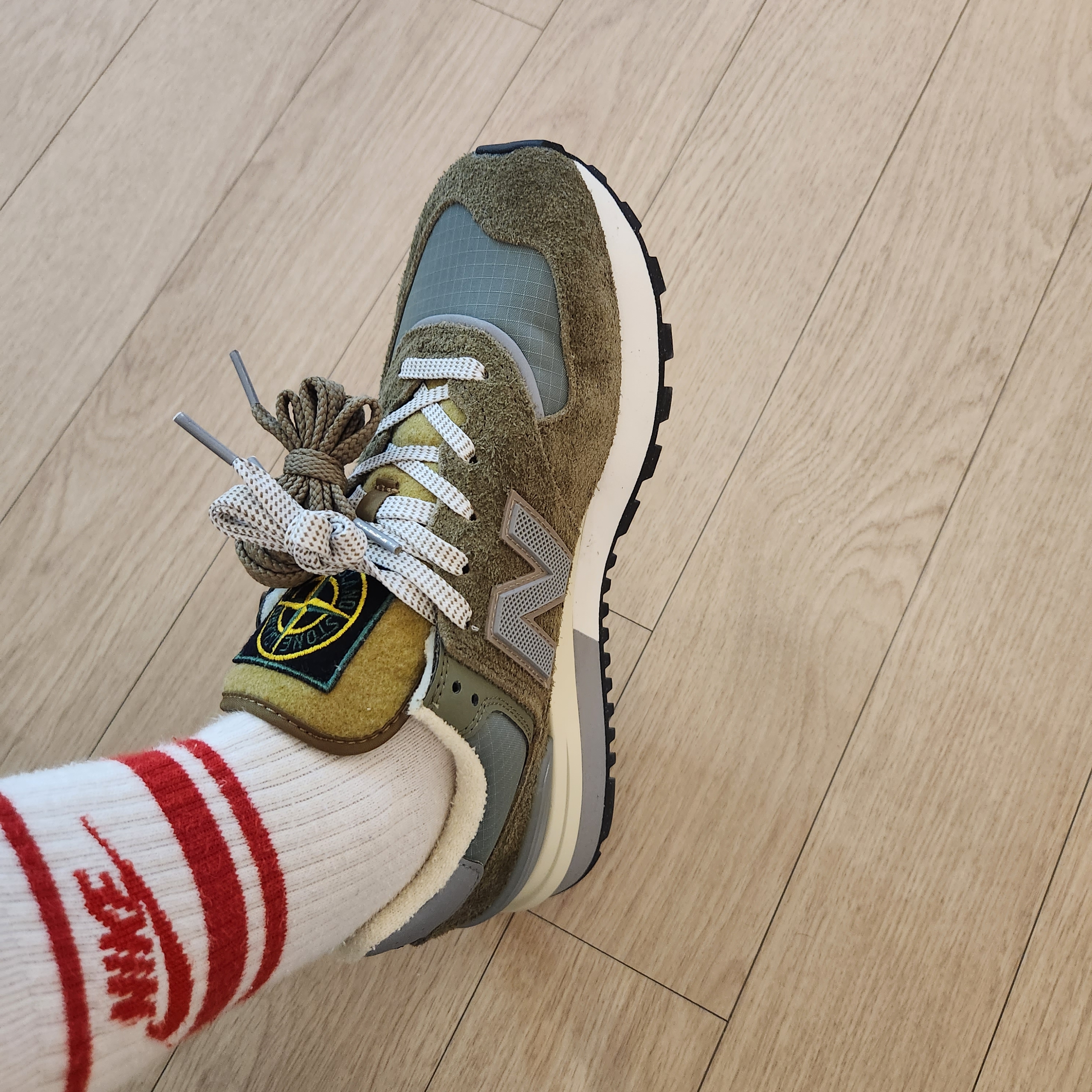 New Balance x Stone Island 574 Legacy Green 착용 스타일