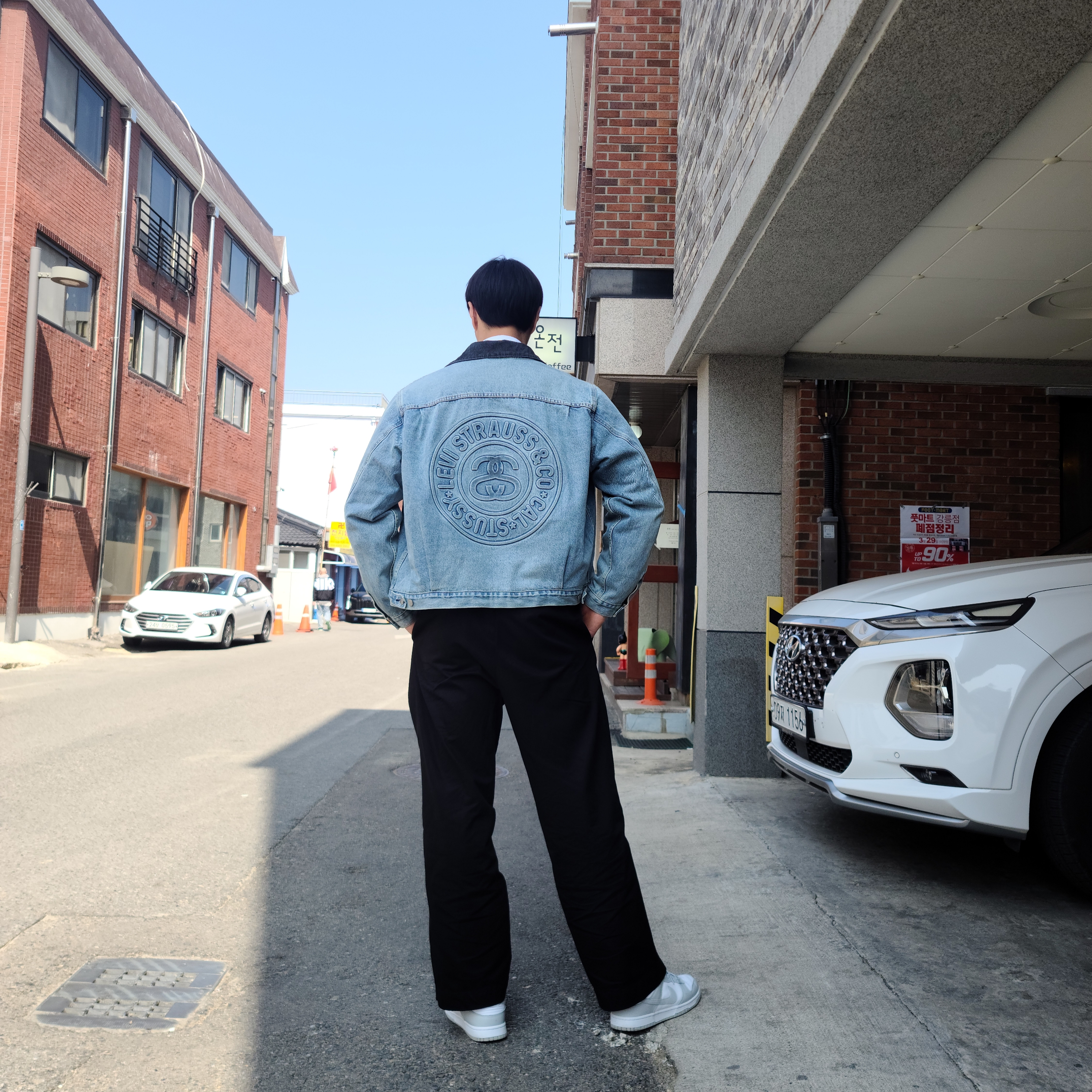 Stussy x Levi's Embossed Trucker Jacket Indigo, Nike Dunk Low Retro Grey Fog 착용 스타일 - 2