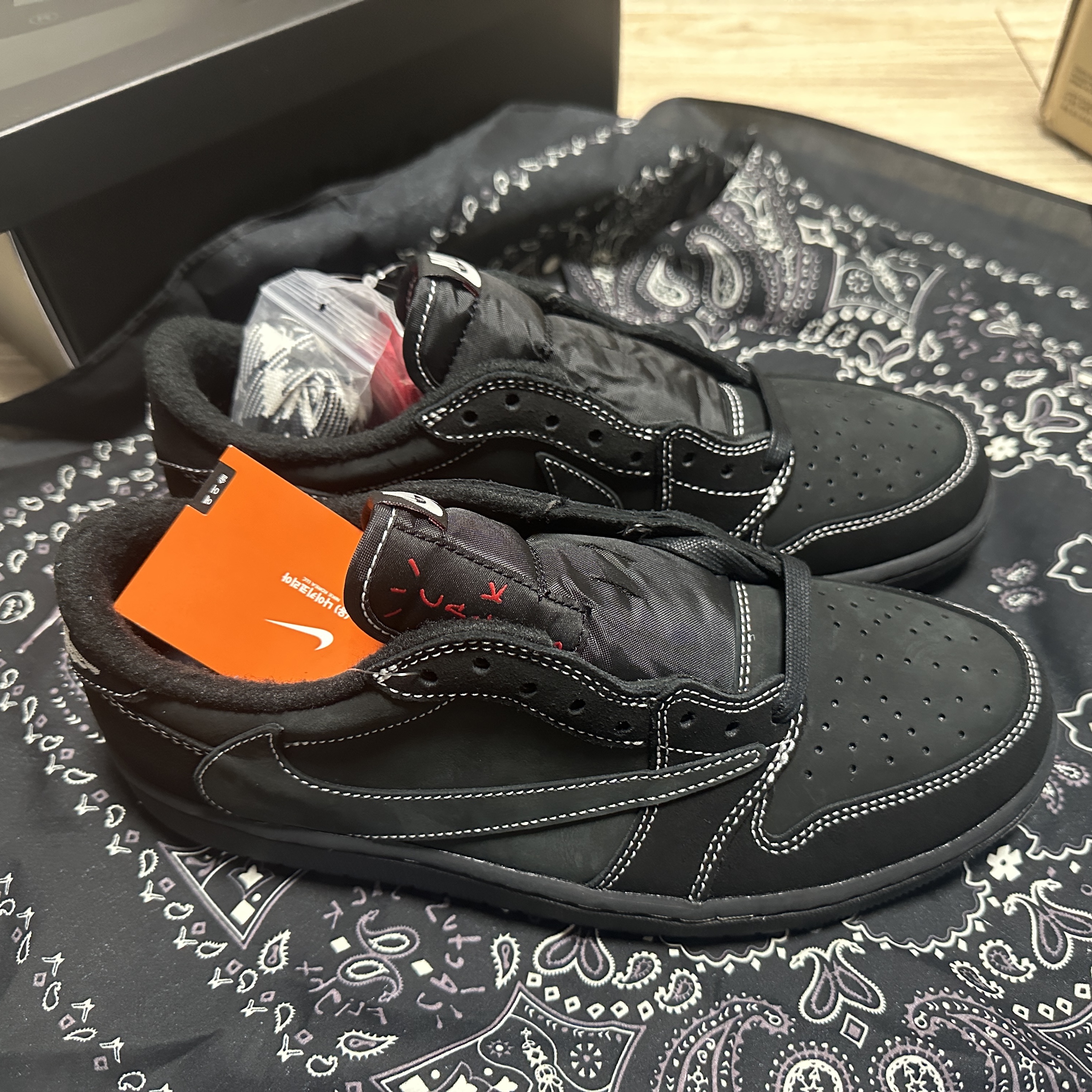 Jordan 1 x Travis Scott Retro Low OG SP Black Phantom 착용 스타일 - 2