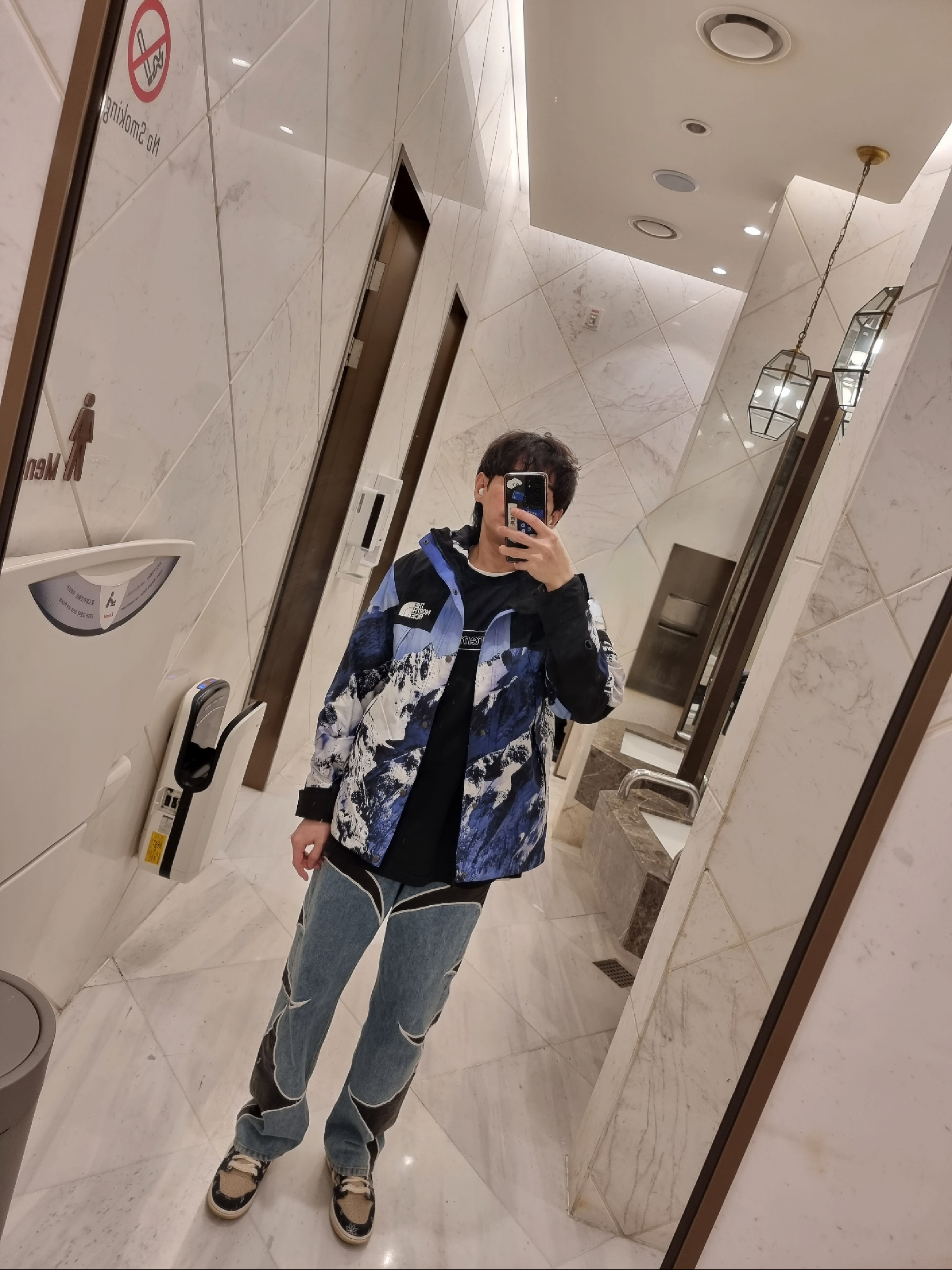 Supreme x The North Face Mountain Parka Blue White - 17FW, Supreme x Kaws Chalk Logo T-Shirt Black - 21SS 착용 스타일