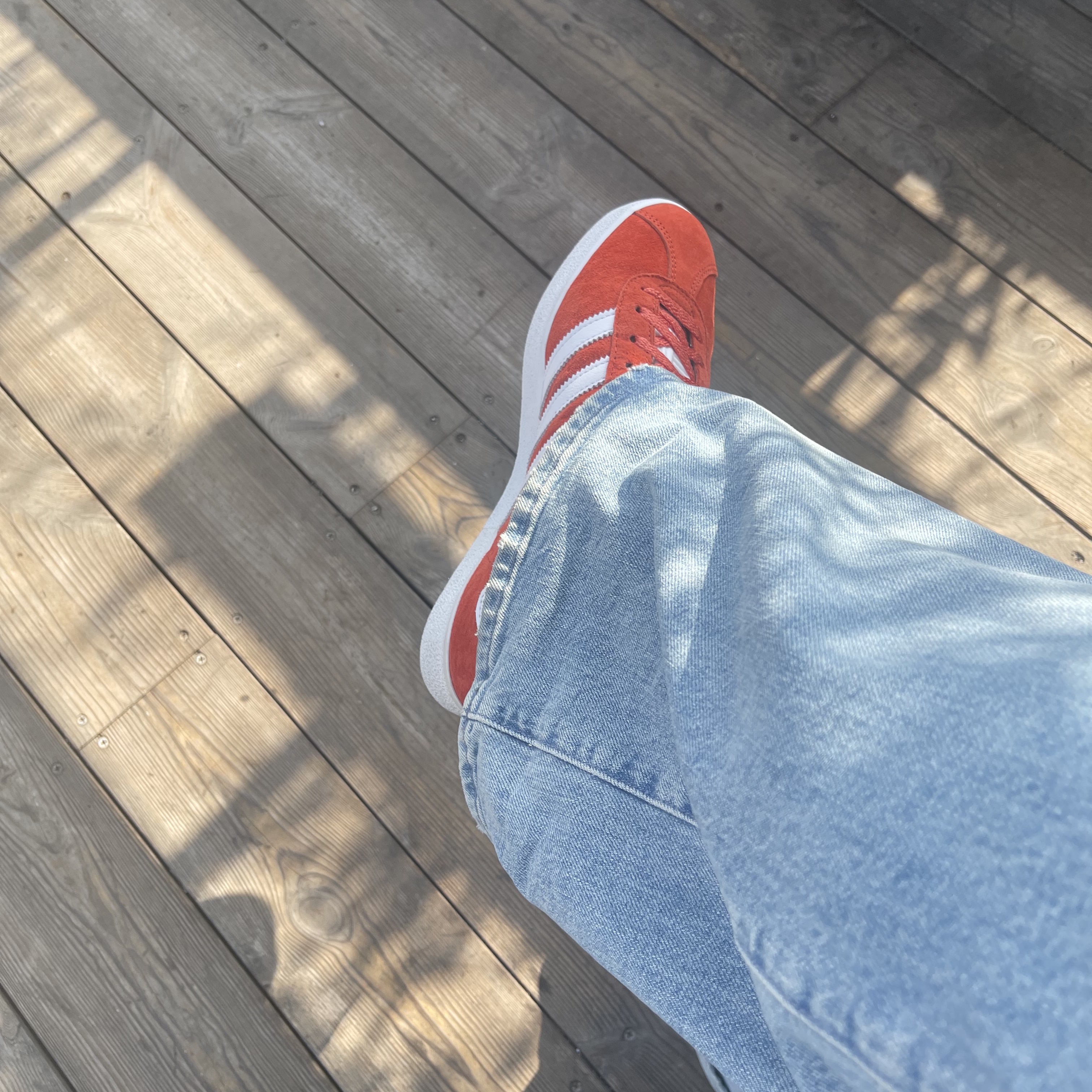 Adidas Gazelle 85 Preloved Red Cloud White 착용 스타일 - 1