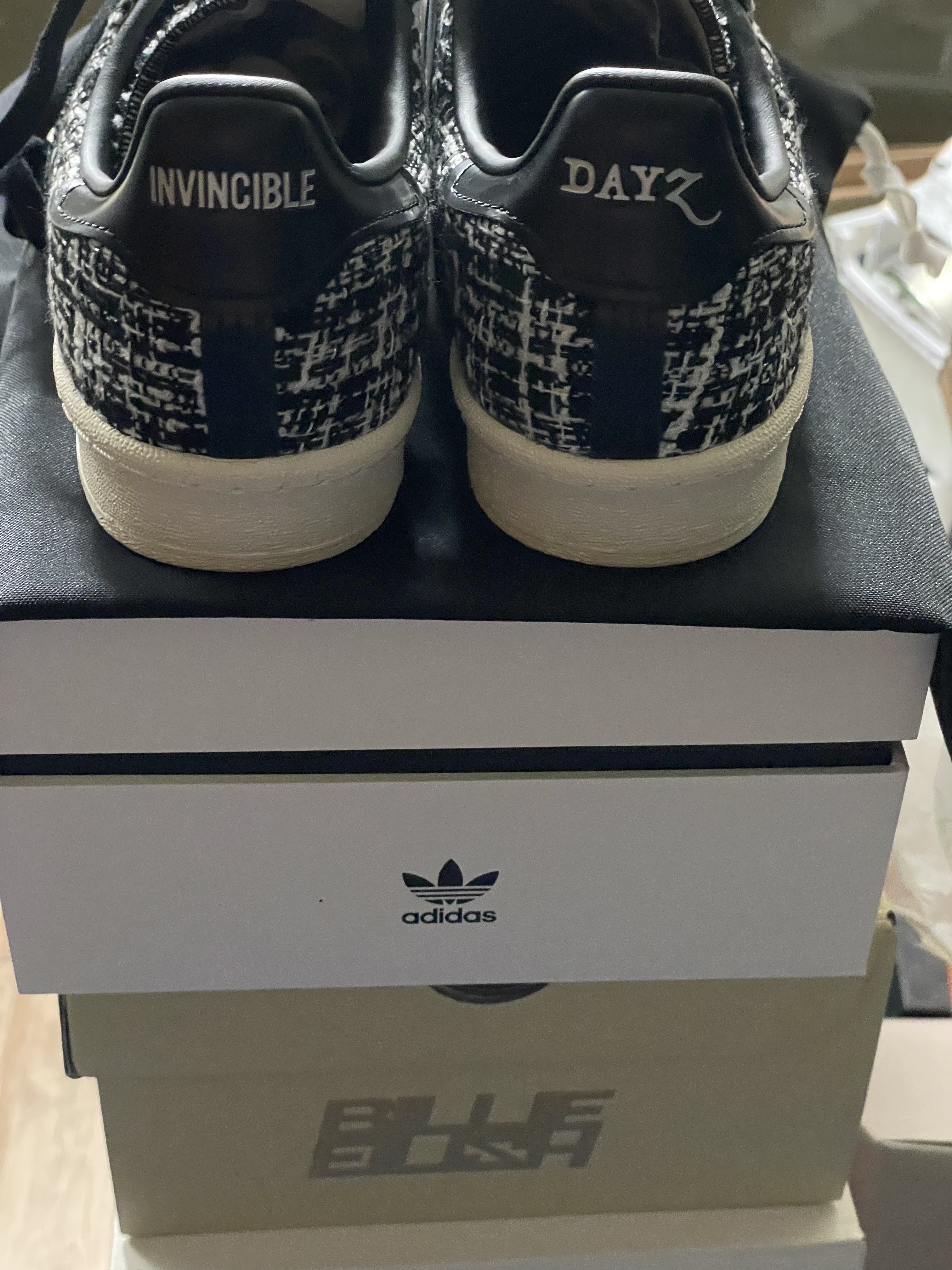 Adidas x Dayz x Invincible Campus Black, Nike x Billie Eilish Air Force 1 Low SP Triple White μ°©μ© μ€νμΌ - 1