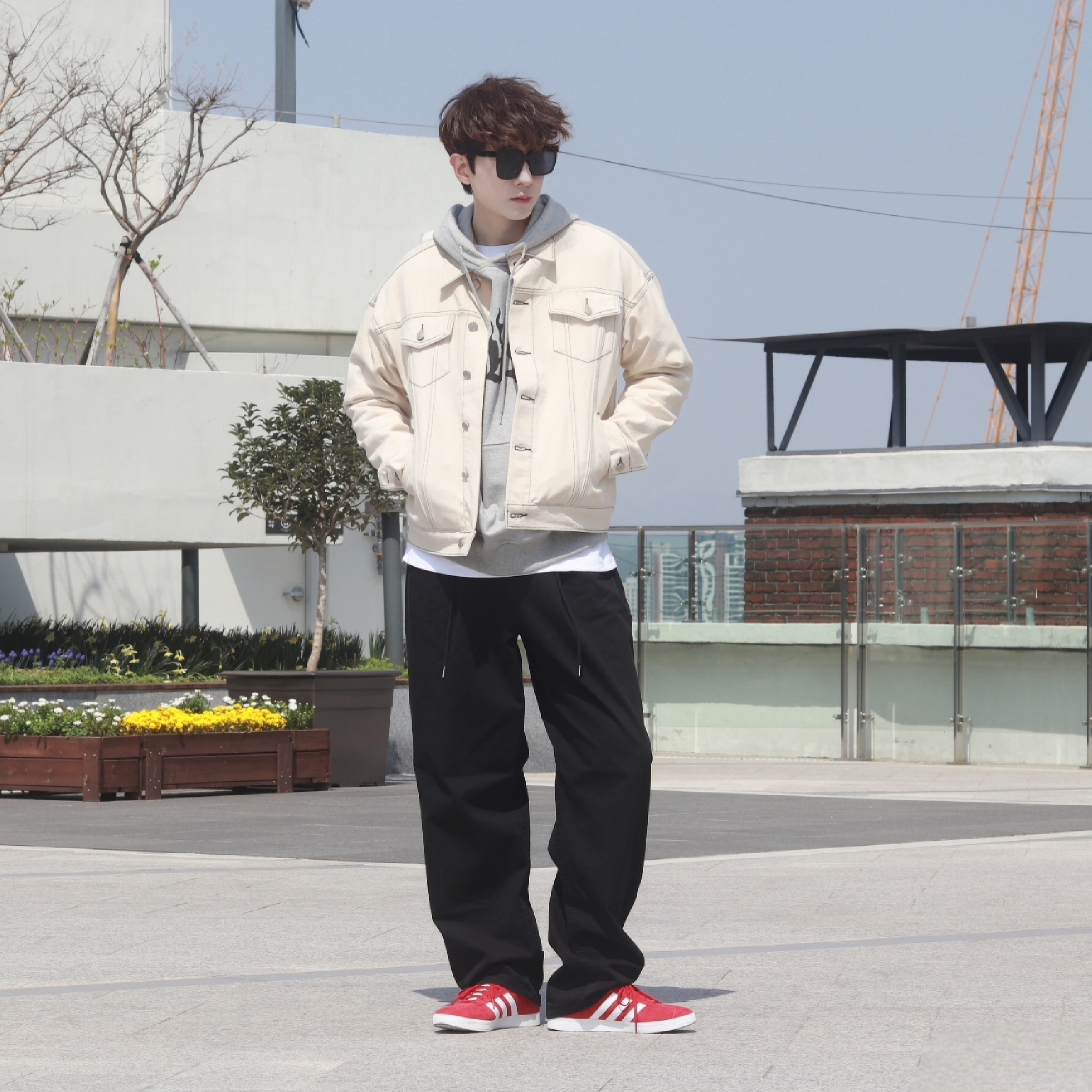 Adidas Gazelle Power Red 착용 스타일 - 4