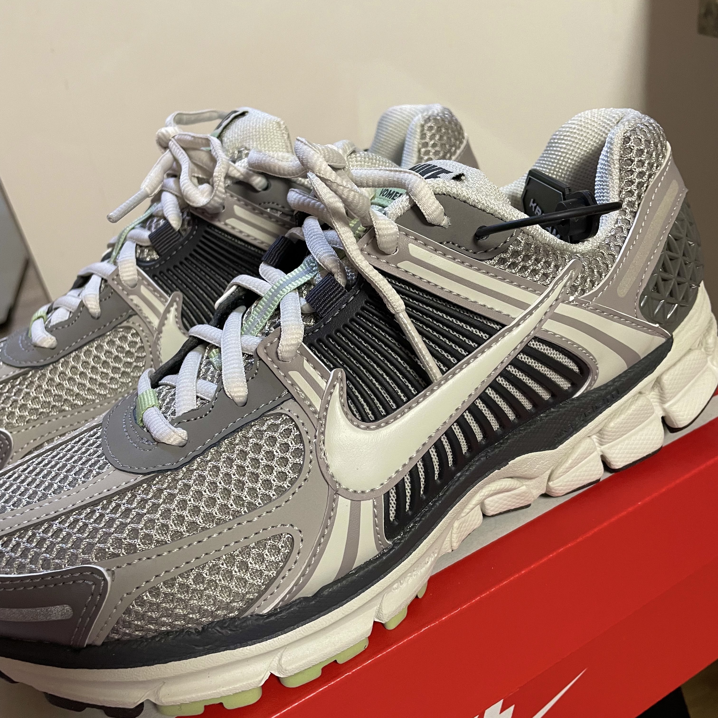 (W) Nike Zoom Vomero 5 Cobblestone and Flat Pewter 착용 스타일