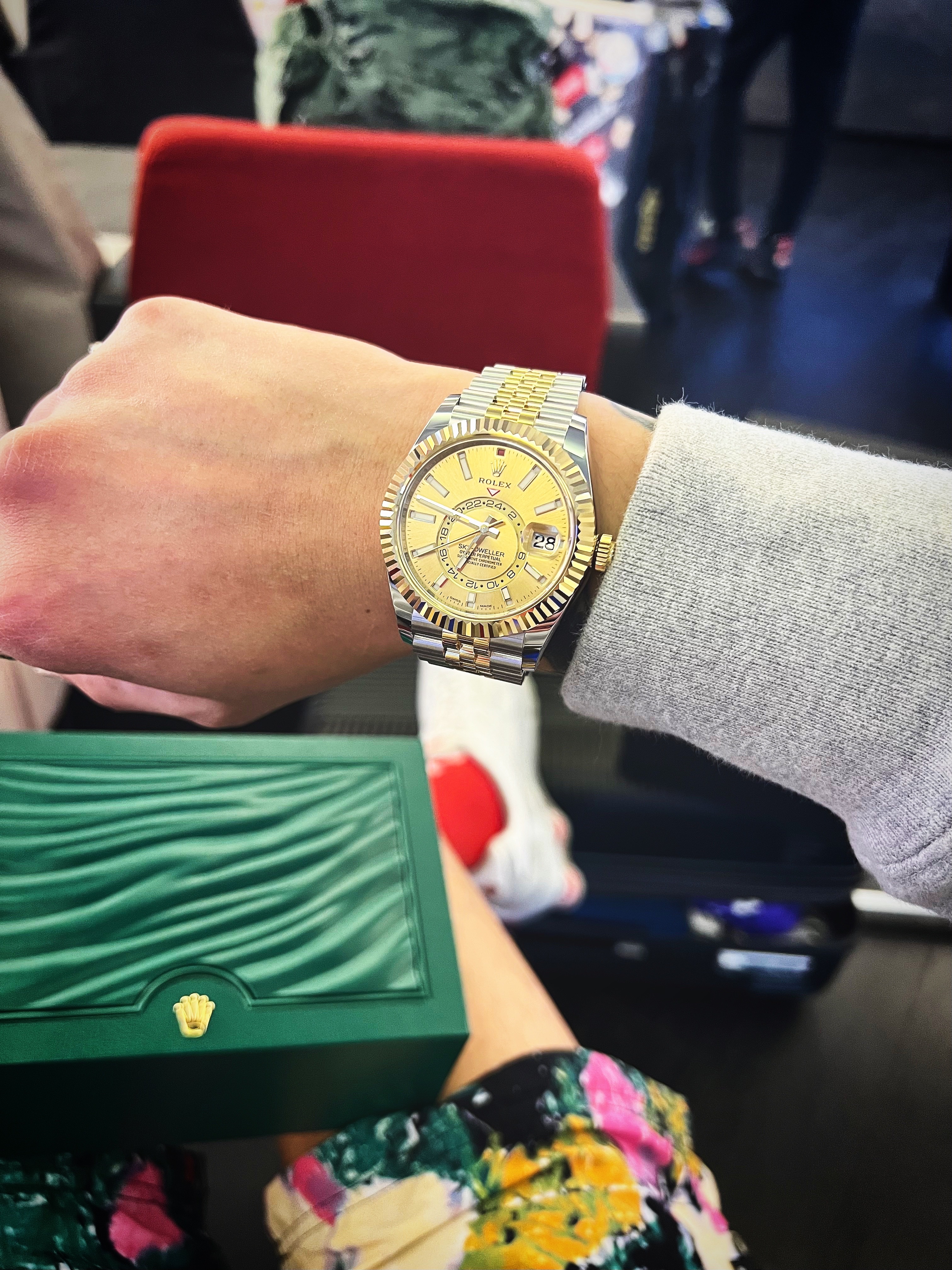 Rolex Sky-Dweller 42mm 326933 Champagne Jubilee, Supreme Field Backpack Olive Gonz - 23SS 착용 스타일 - 4