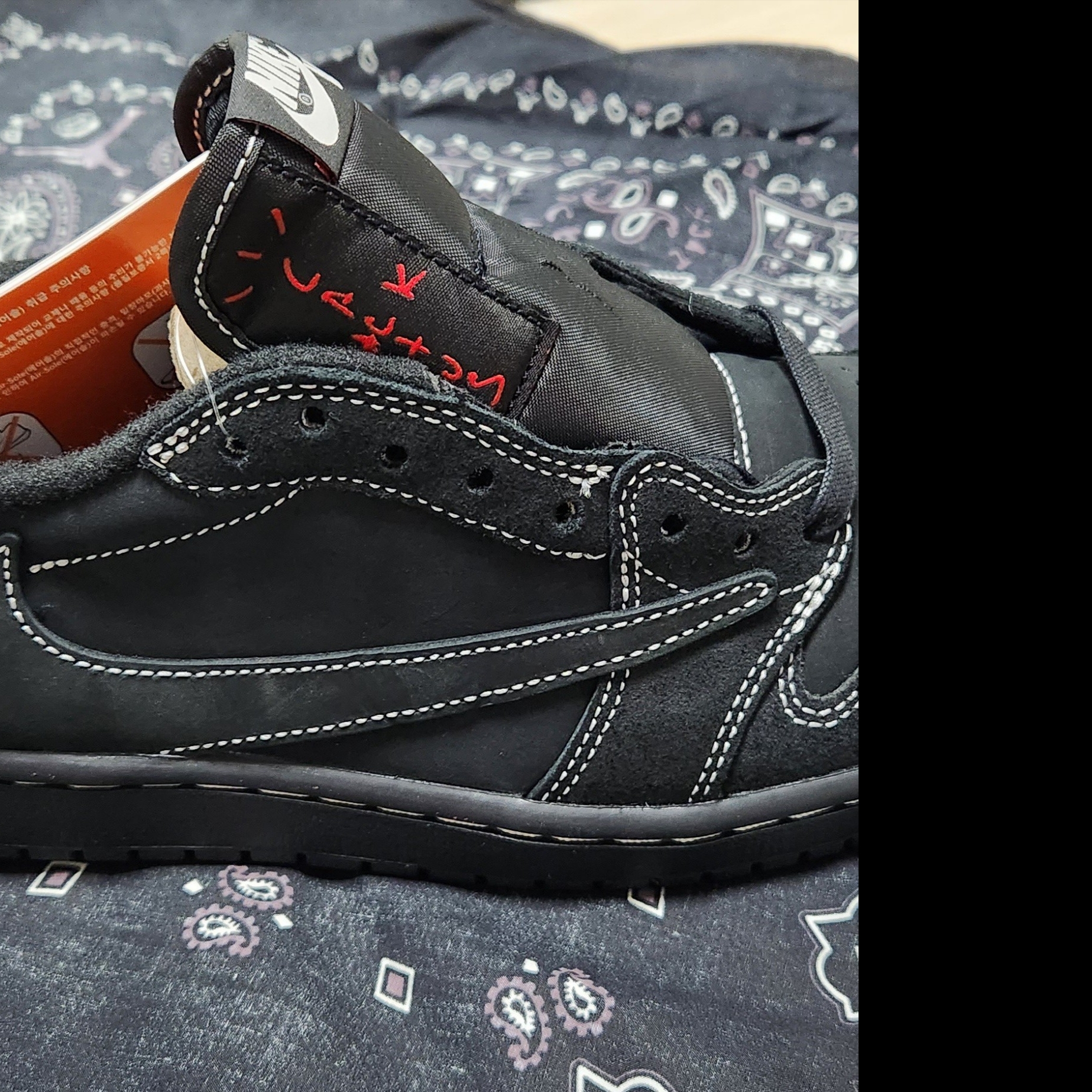 Jordan 1 x Travis Scott Retro Low OG SP Black Phantom 착용 스타일 - 4