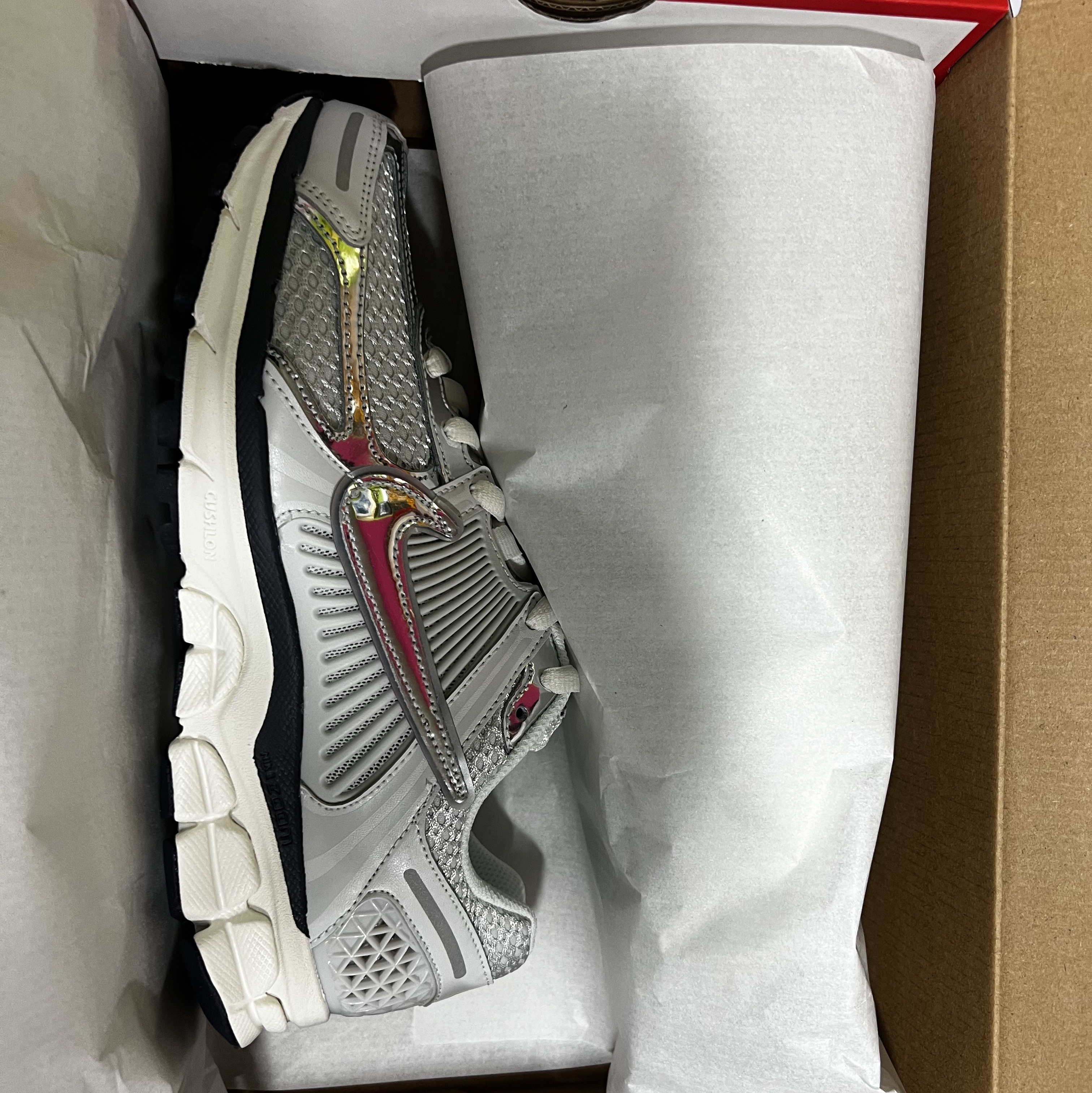 (W) Nike Zoom Vomero 5 Photon Dust and Metallic Silver 착용 스타일