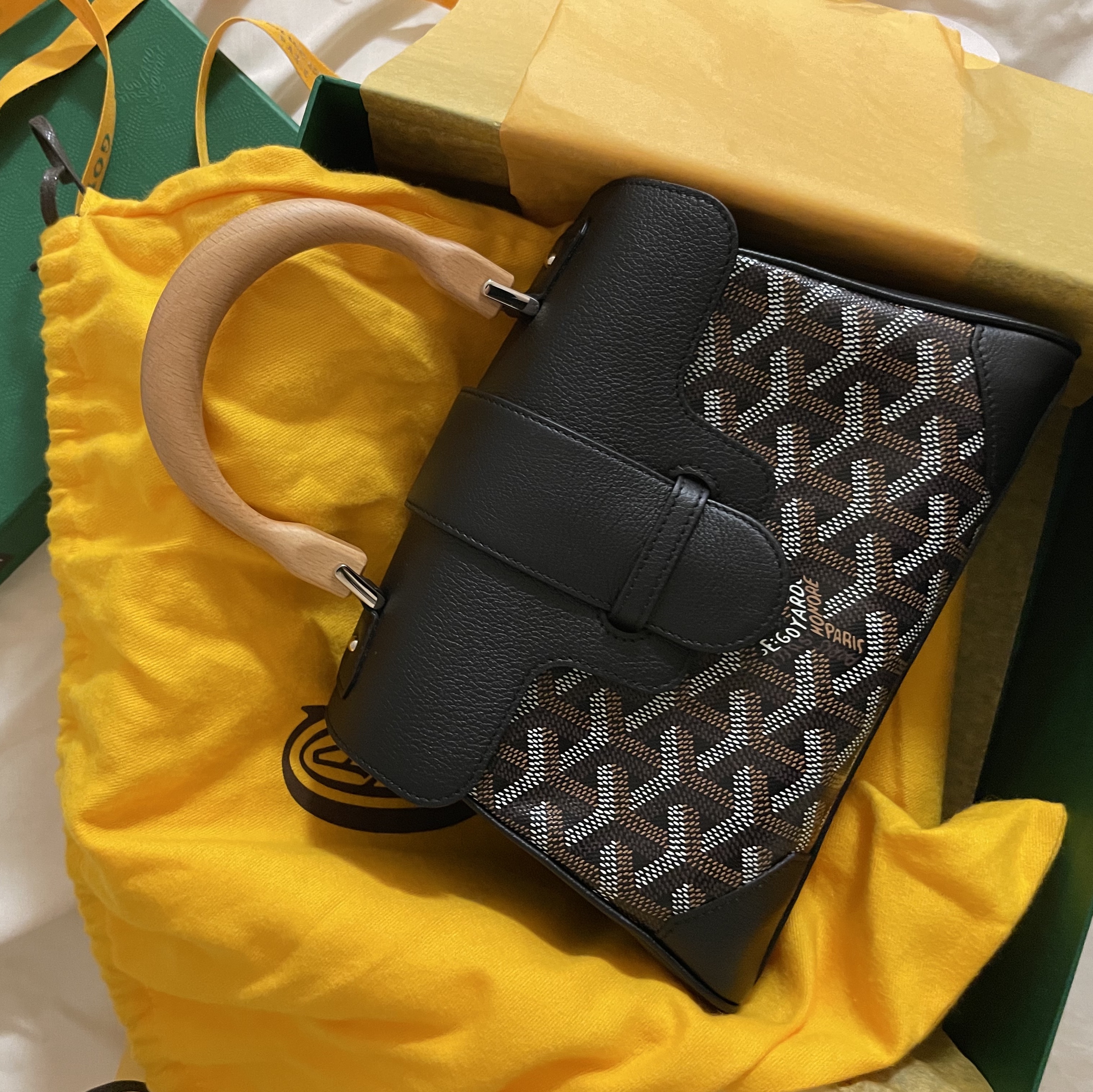 Goyard Saigon Souple Mini Bag Black 착용 스타일