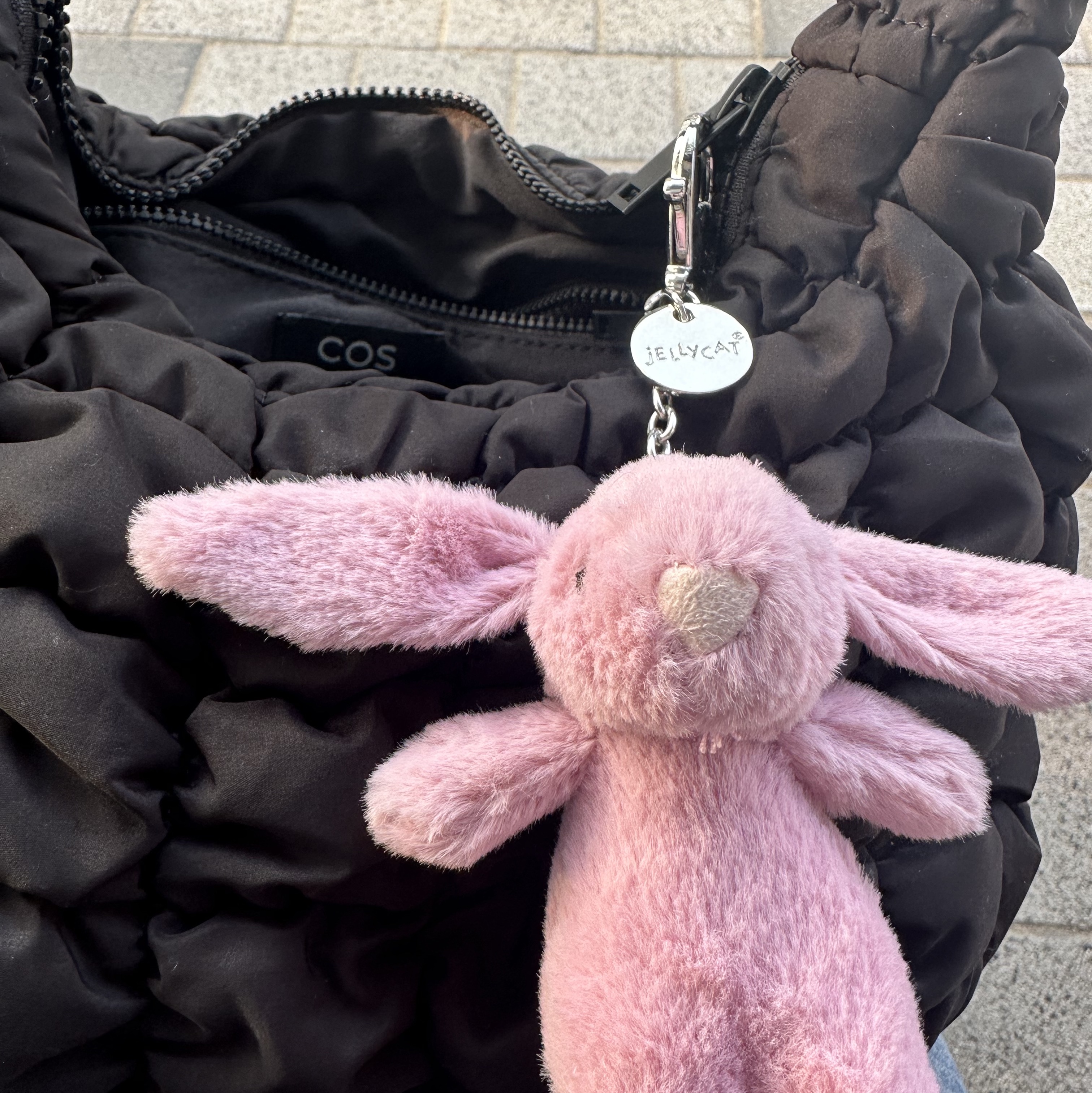 Jellycat Bashful Bunny Bag Charm Tulip, COS Quilted Mini Bag Black 착용 스타일 - 1