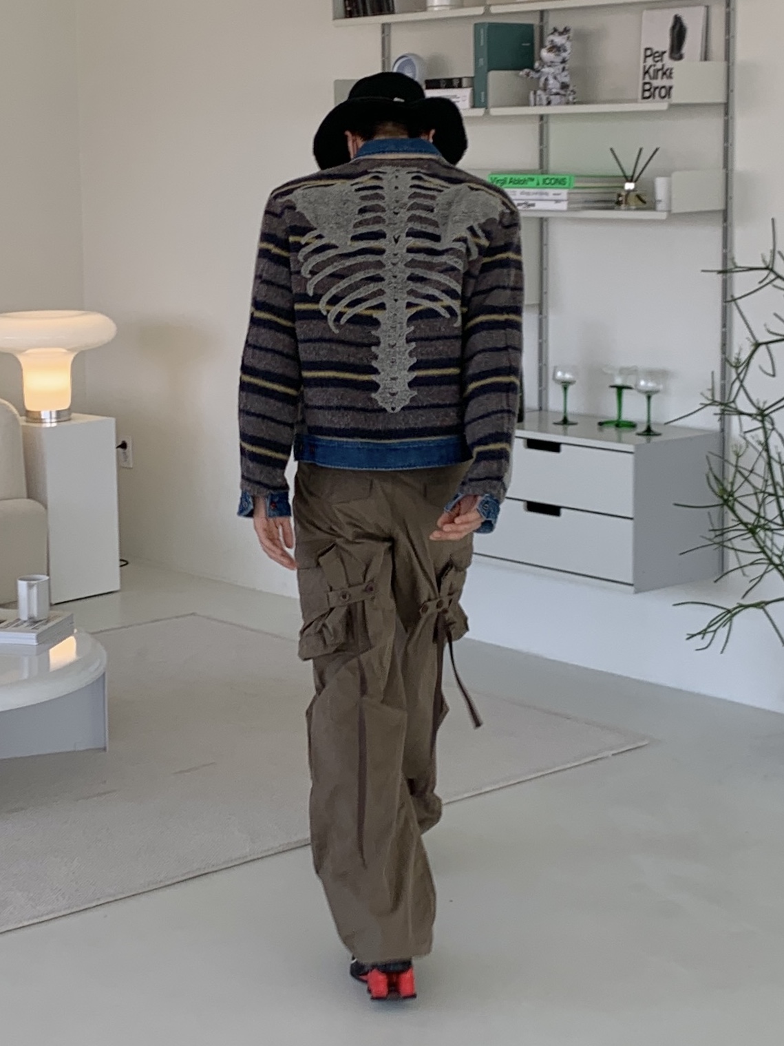 Jacquemus Le Bob Artichaut Bucket Hat Black, Nike x Martine Rose Shox MR4 Black 착용 스타일 - 5