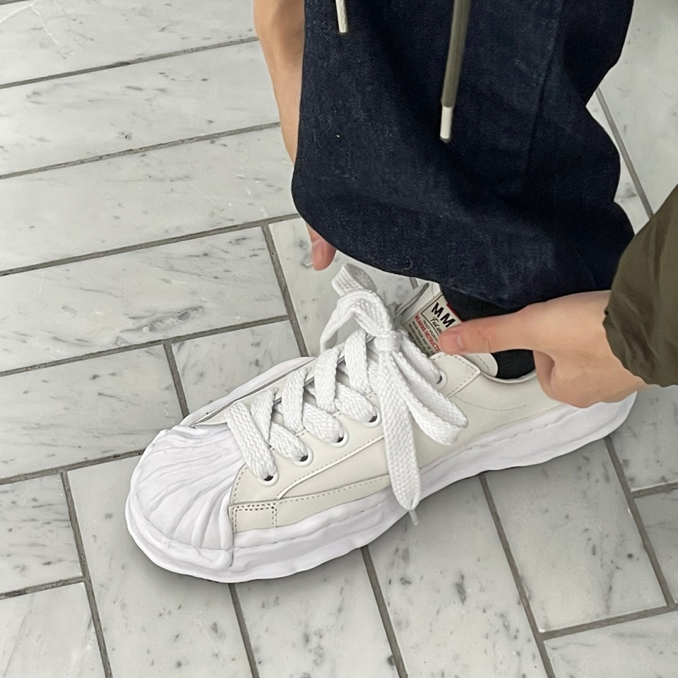 Maison Mihara Yasuhiro Blakey OG Sole Leather Low-top Sneakers White 착용 스타일