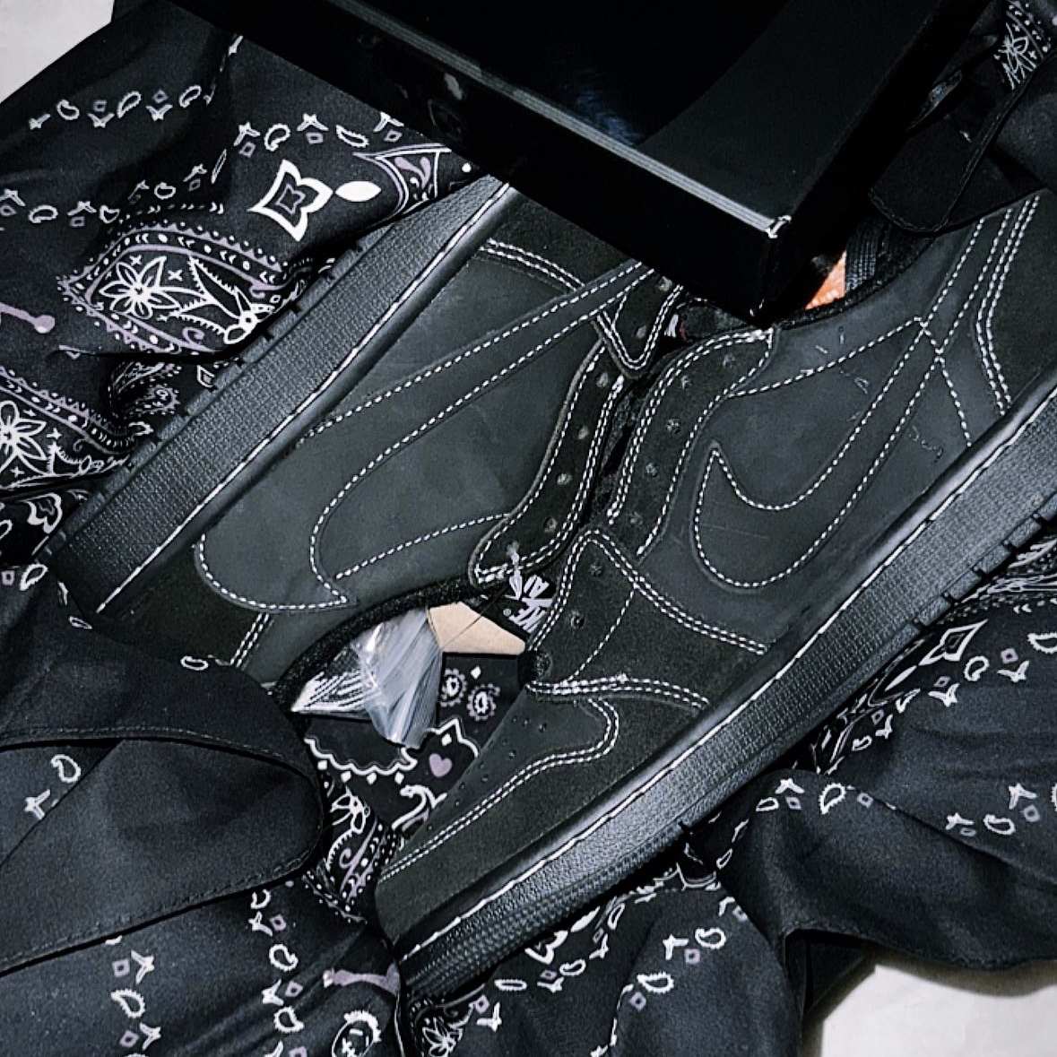 Jordan 1 x Travis Scott Retro Low OG SP Black Phantom 착용 스타일