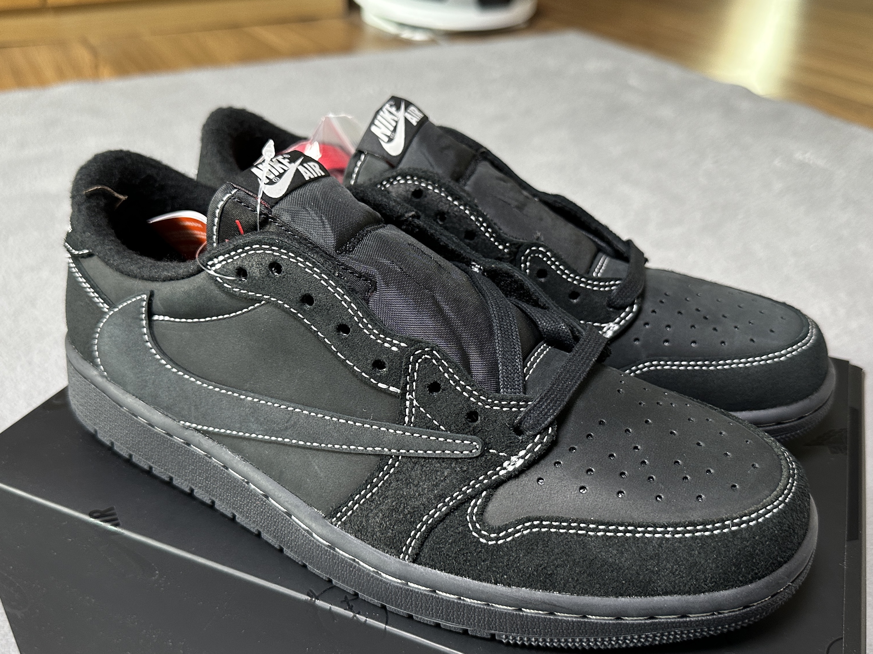 Jordan 1 x Travis Scott Retro Low OG SP Black Phantom 착용 스타일 - 2