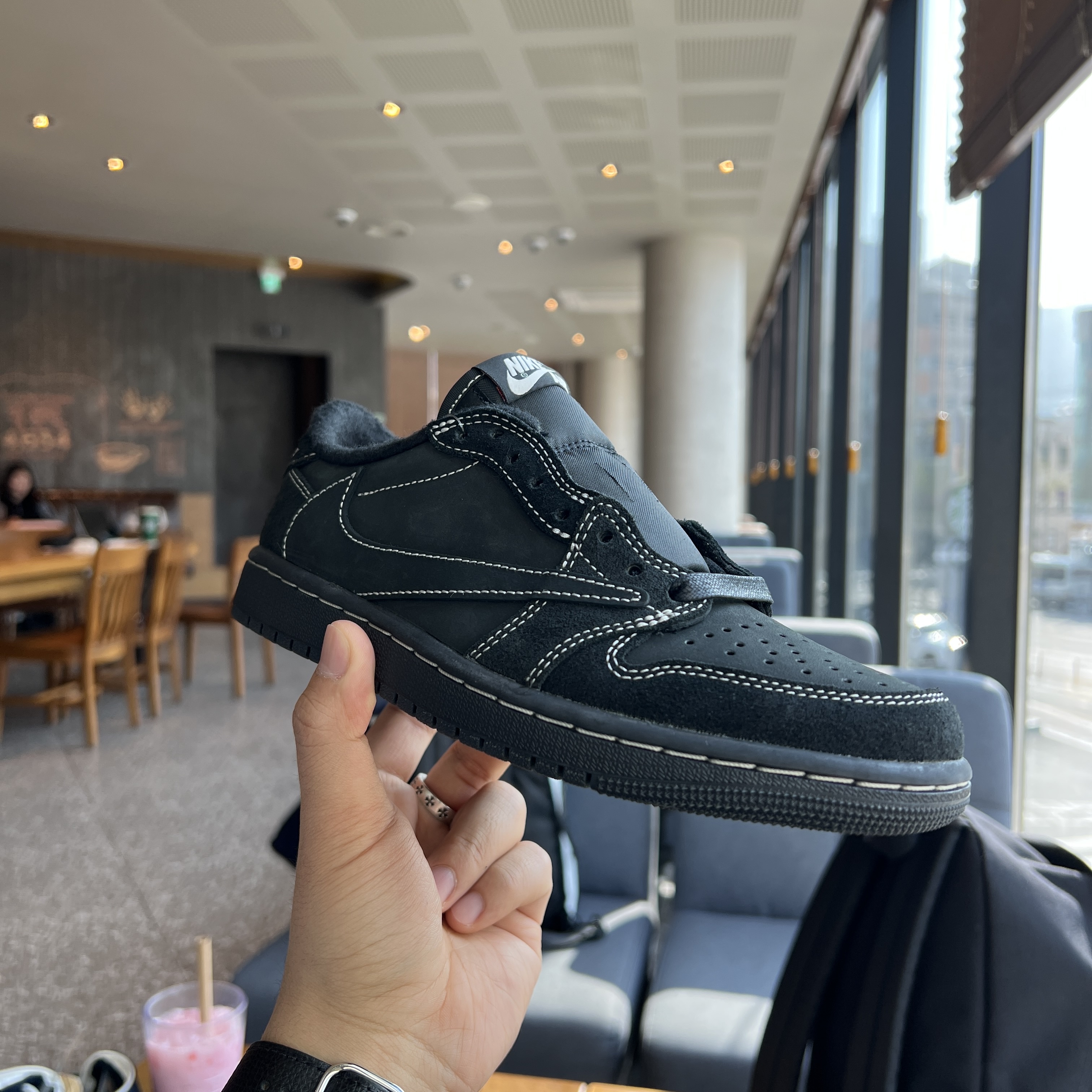 Jordan 1 x Travis Scott Retro Low OG SP Black Phantom 착용 스타일 - 2