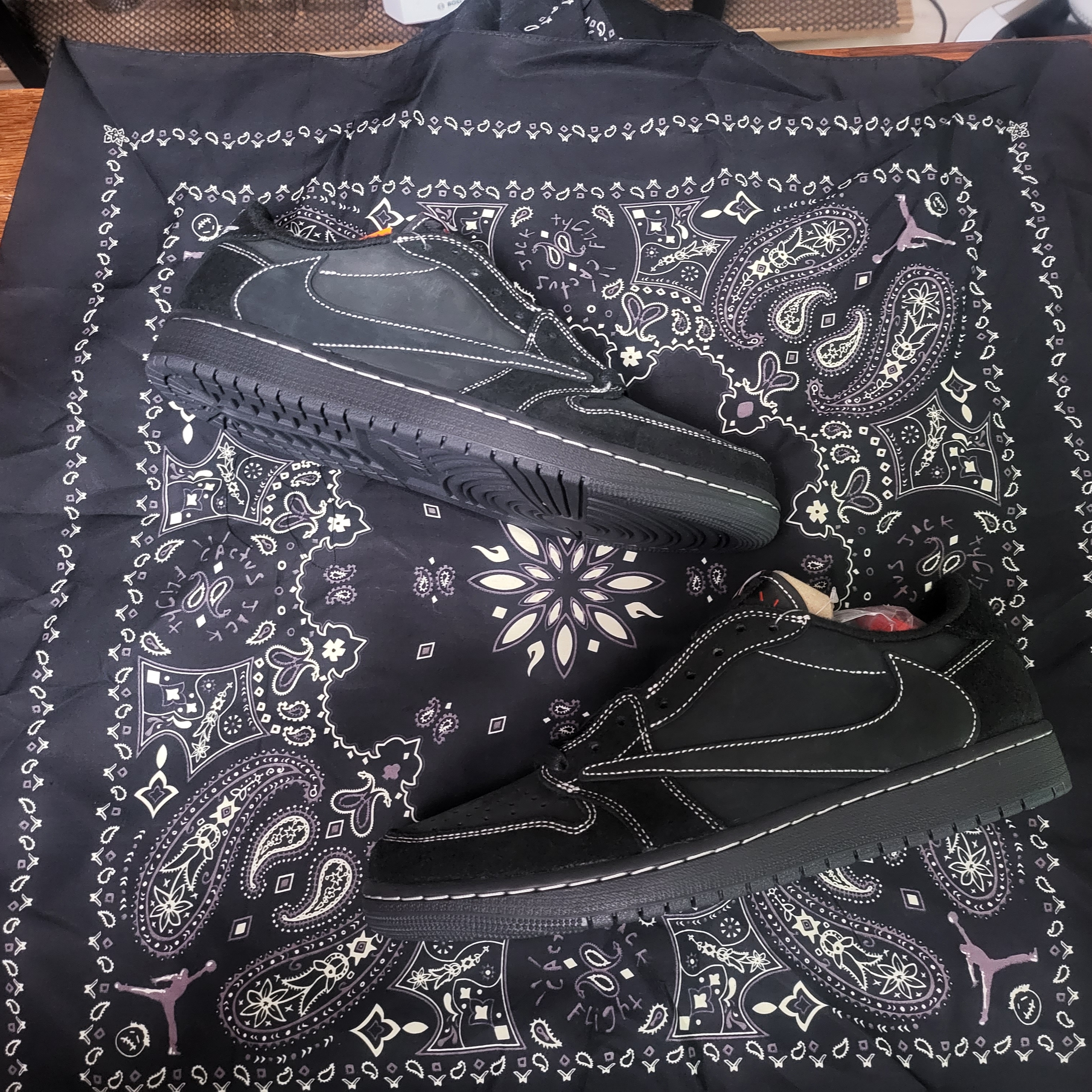 Jordan 1 x Travis Scott Retro Low OG SP Black Phantom 착용 스타일 - 3