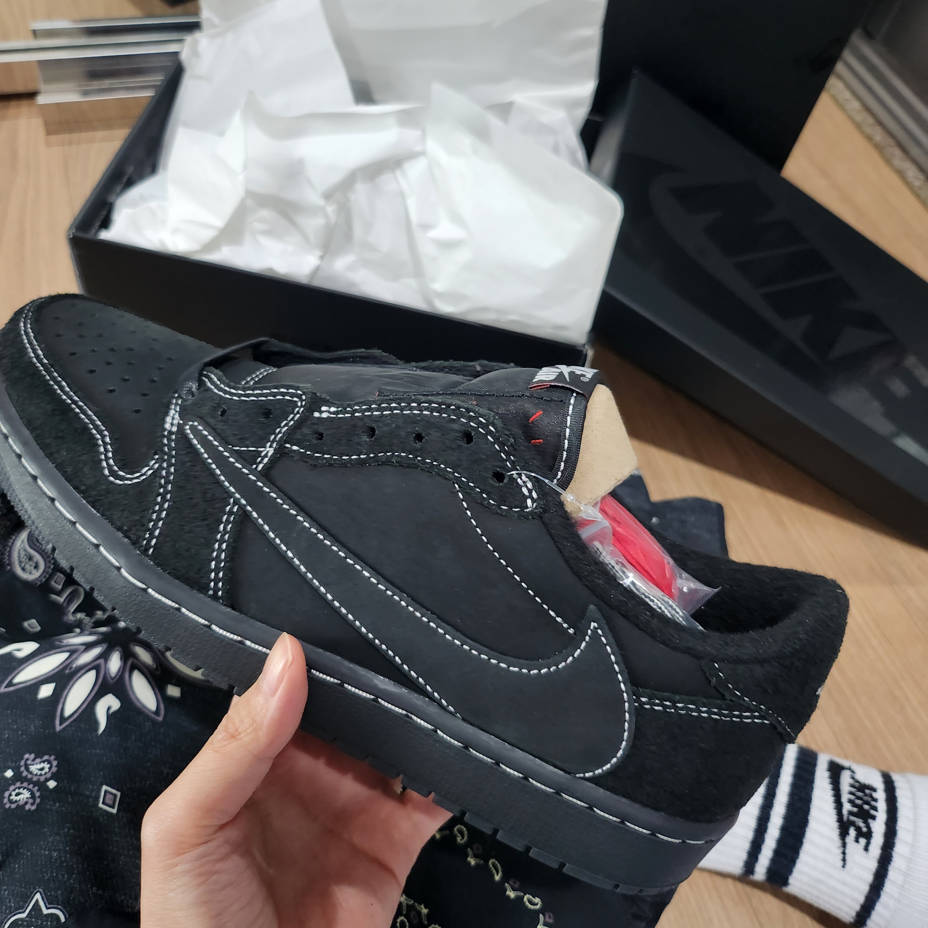 Jordan 1 x Travis Scott Retro Low OG SP Black Phantom 착용 스타일 - 2