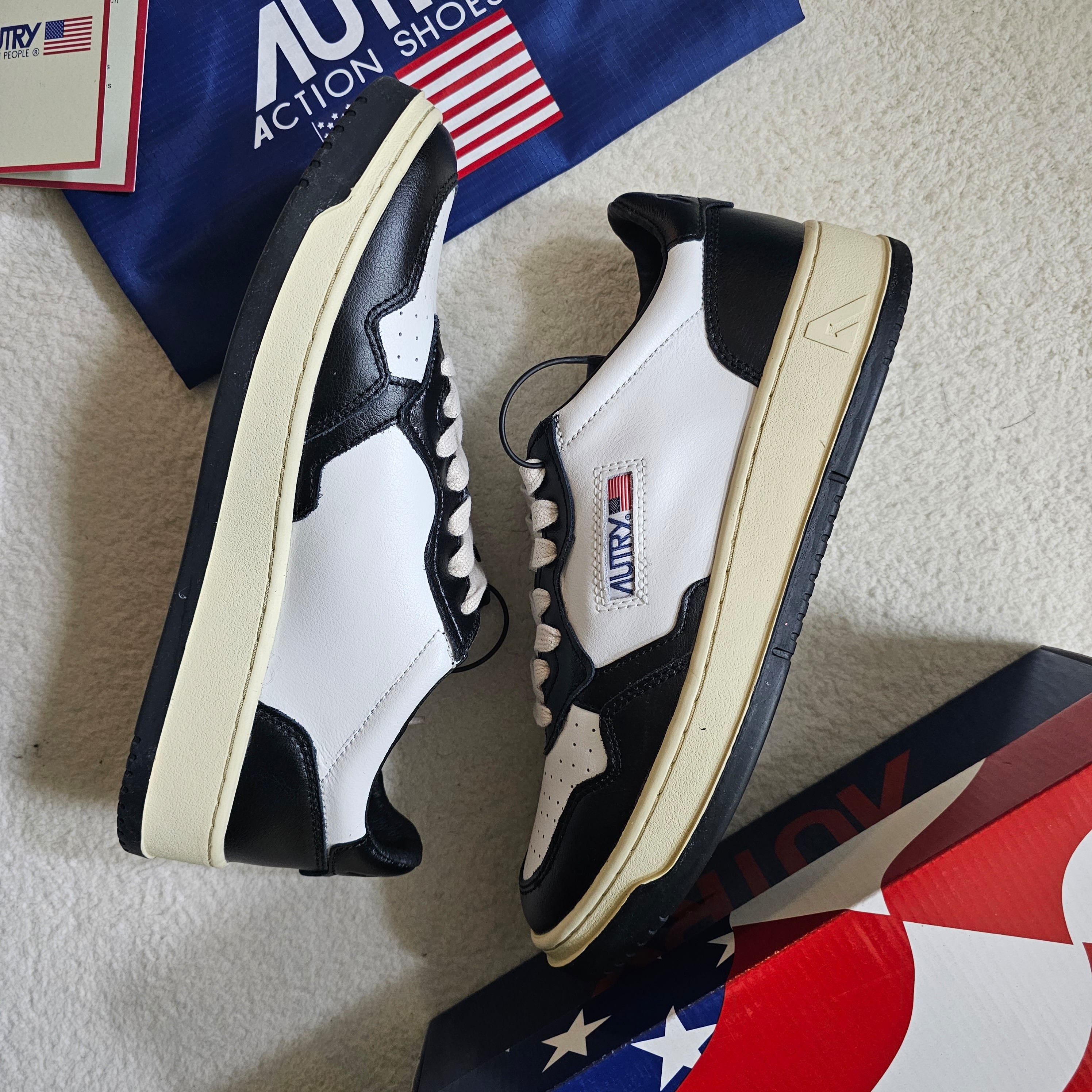 Autry Medalist Low Leather Sneakers Black White 착용 스타일 - 1