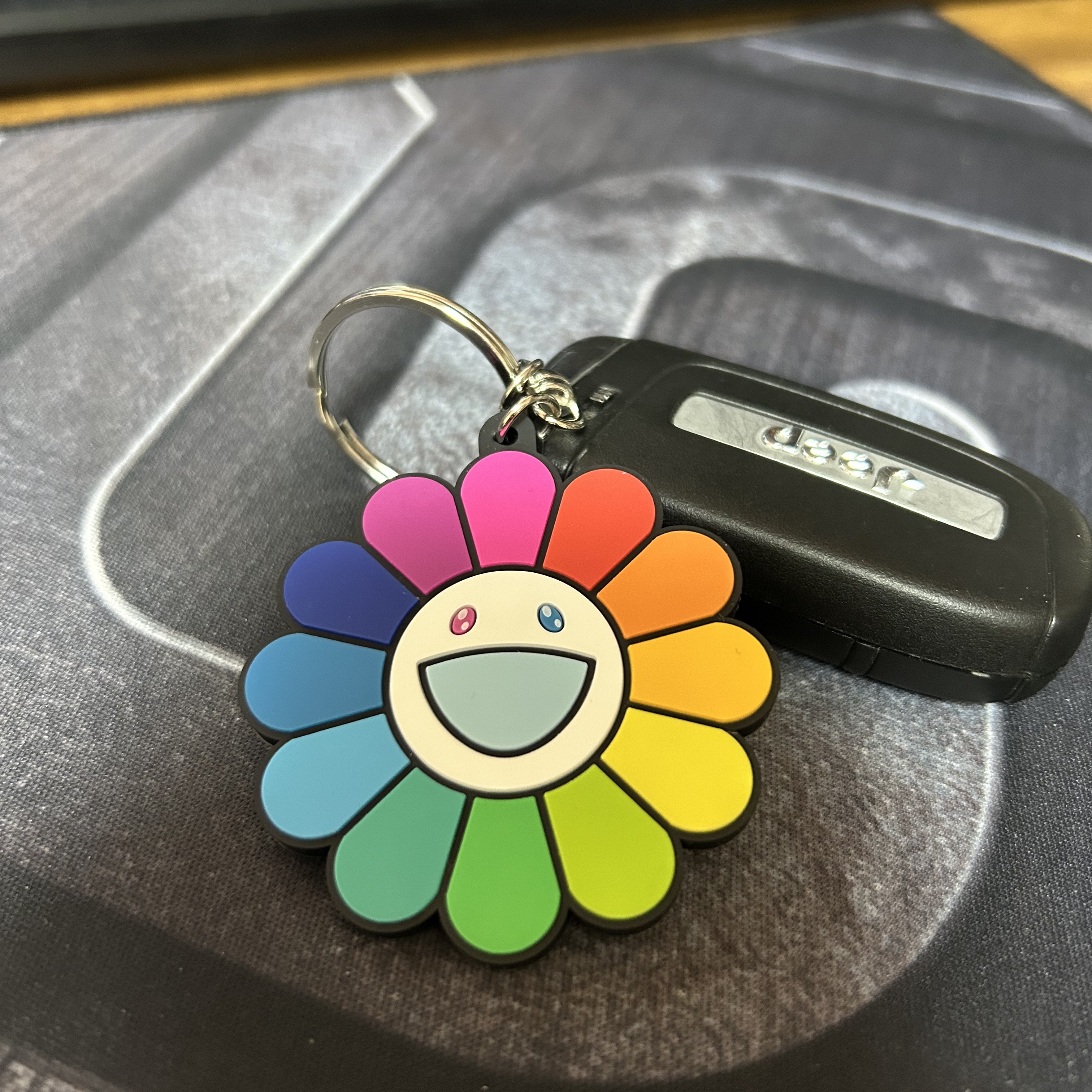 Kaikai Kiki Flower Rubber Keyring Rainbow White 착용 스타일