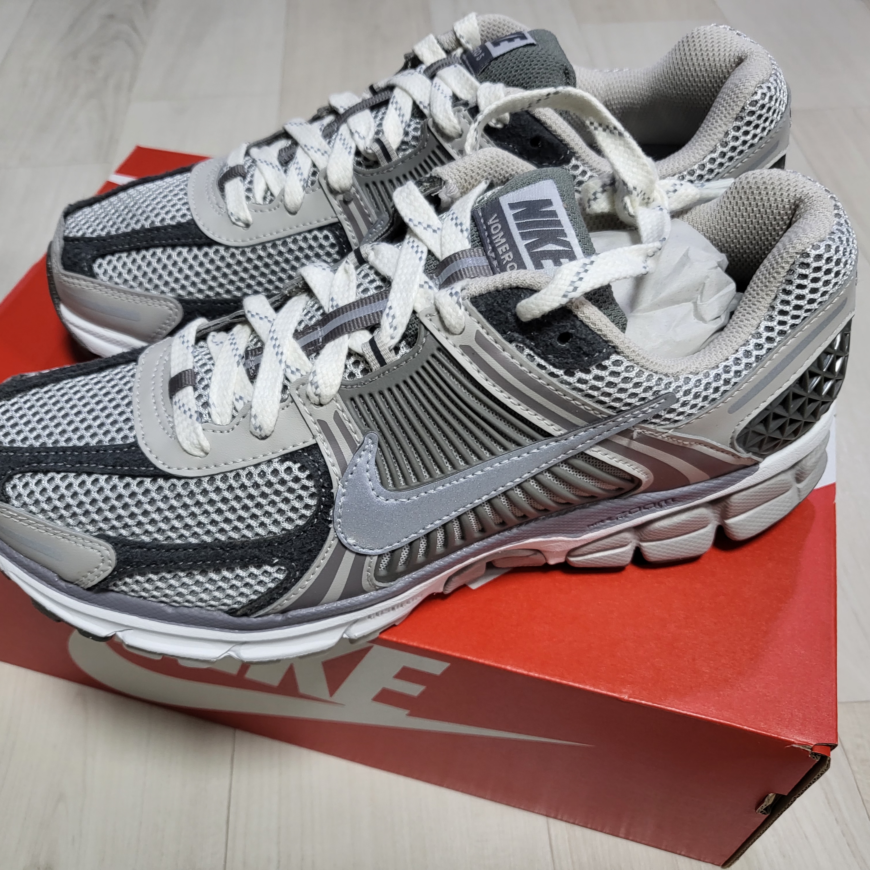 Nike Zoom Vomero 5 PRM Light Iron Ore and Flat Fewter 착용 스타일