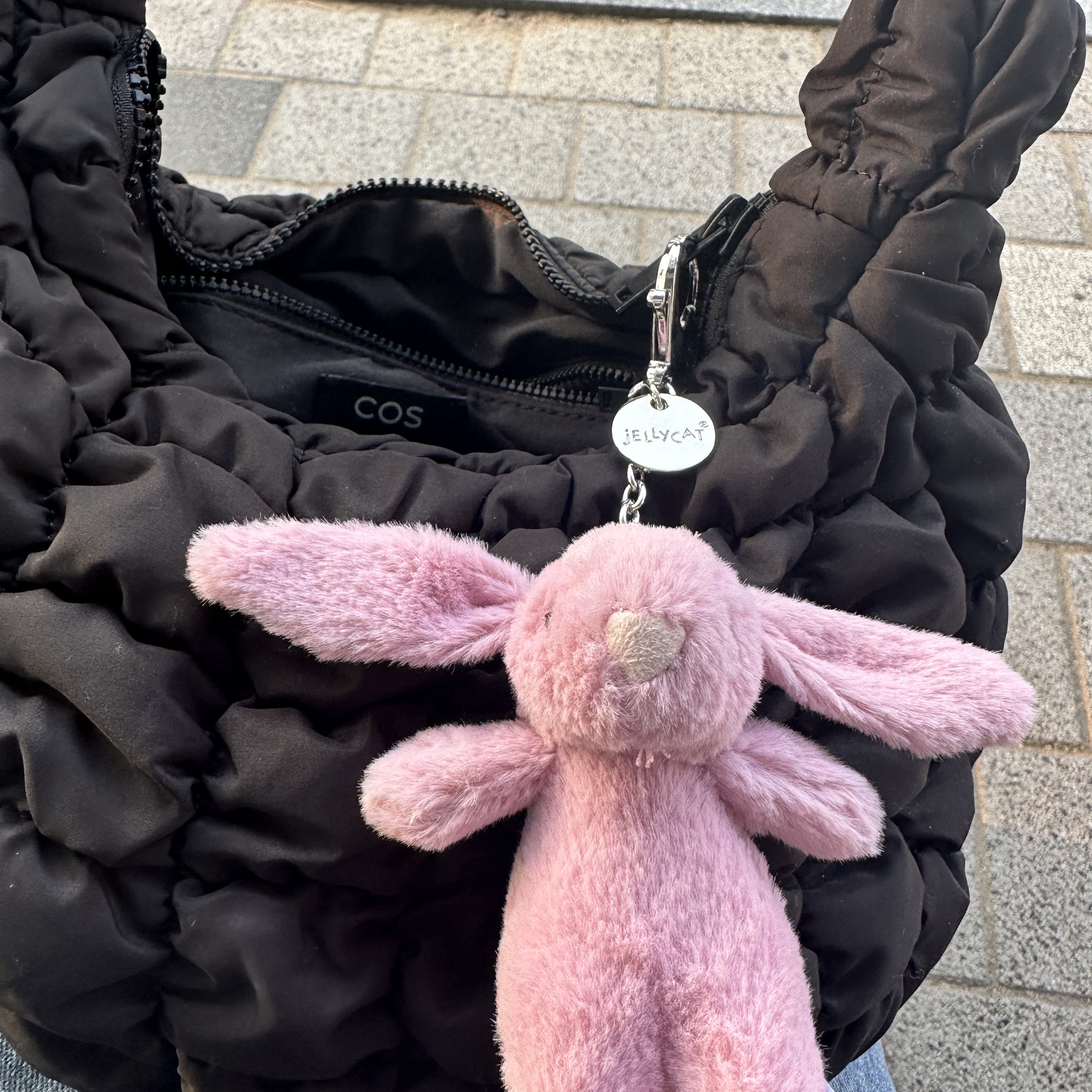 Jellycat Bashful Bunny Bag Charm Tulip, COS Quilted Mini Bag Black 착용 스타일 - 2