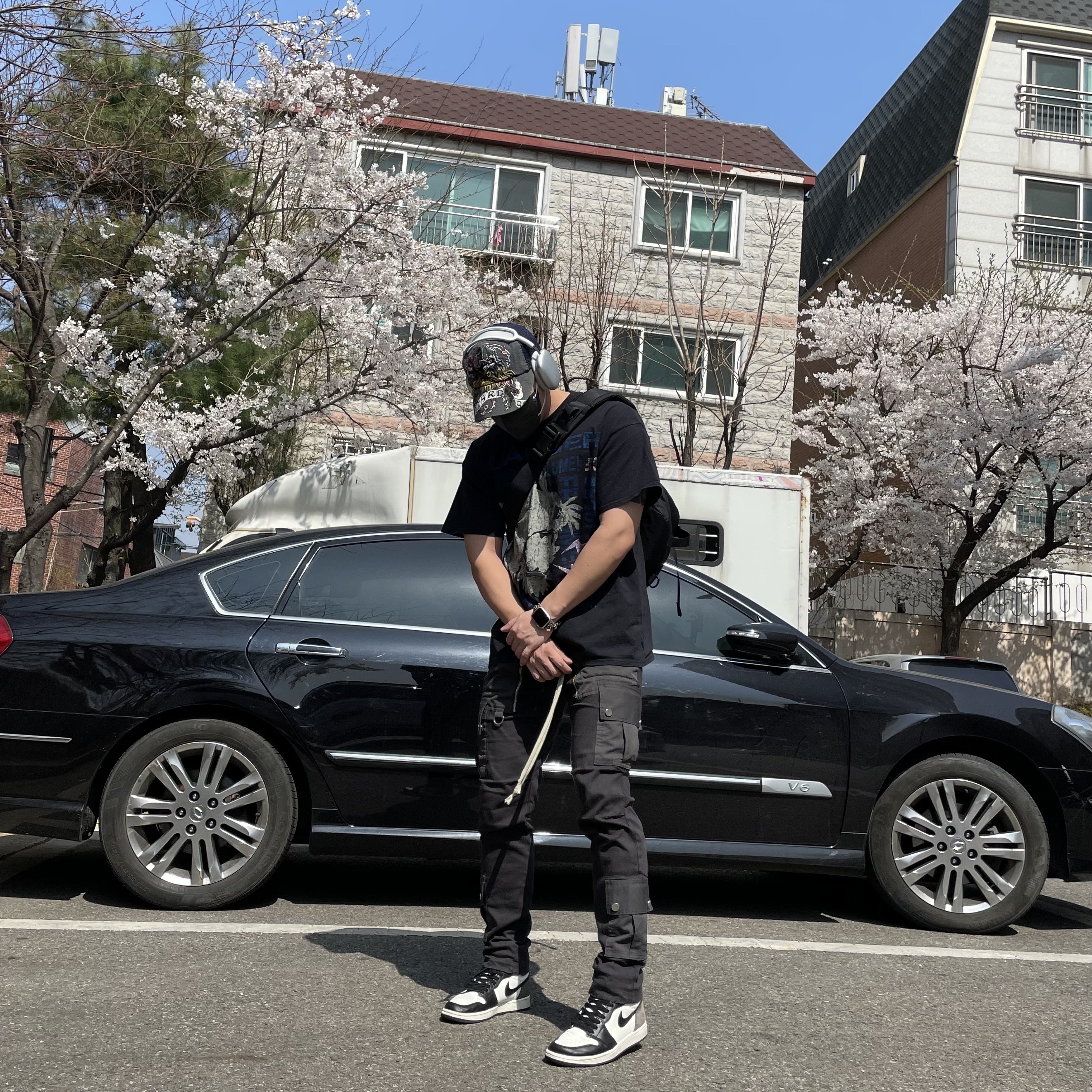 Apple AirPods Max Lightning Silver (Korean Ver.), Jordan 1 Retro High OG Black Mocha 착용 스타일 - 4