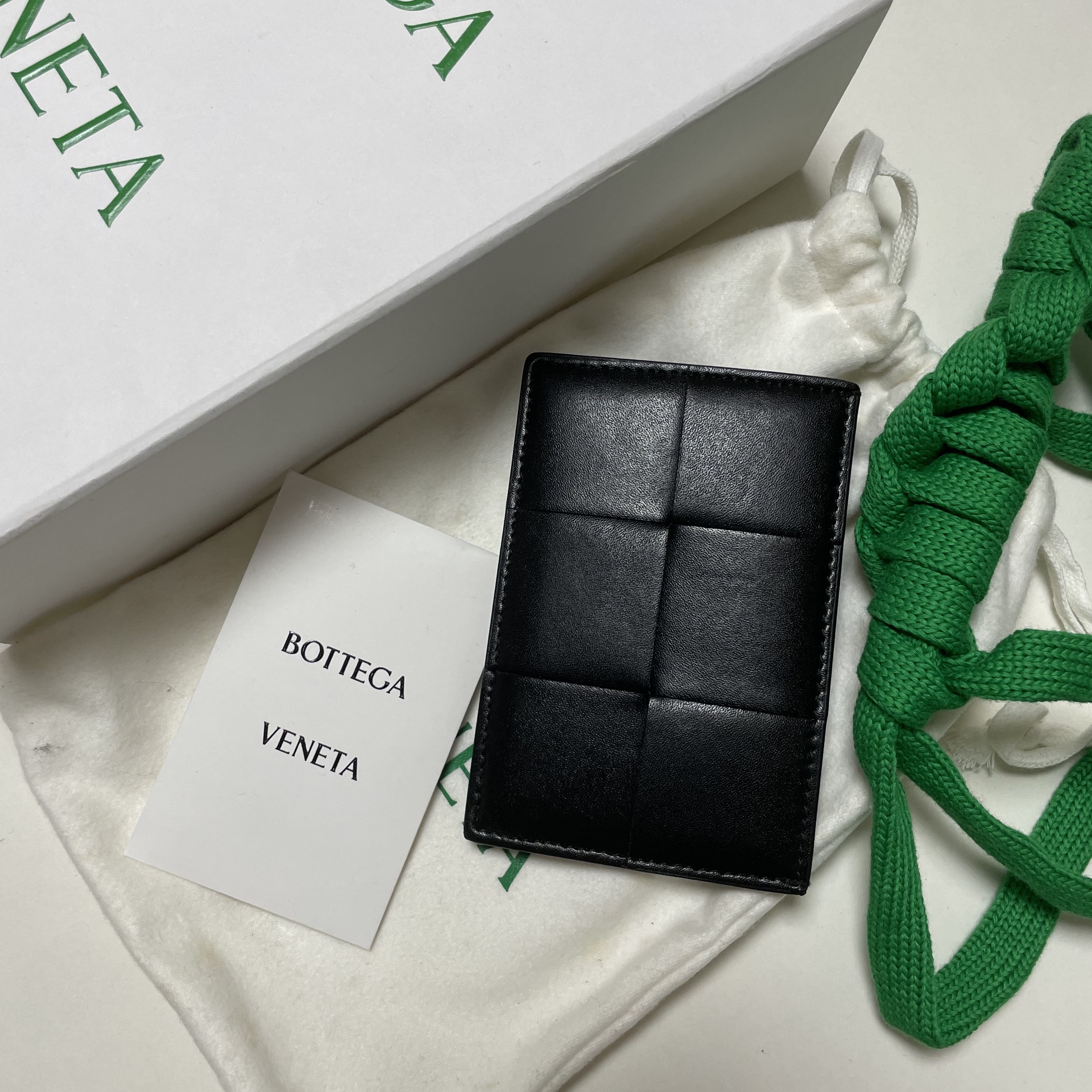 Bottega Veneta Credit Card Case Calfskin Black 착용 스타일