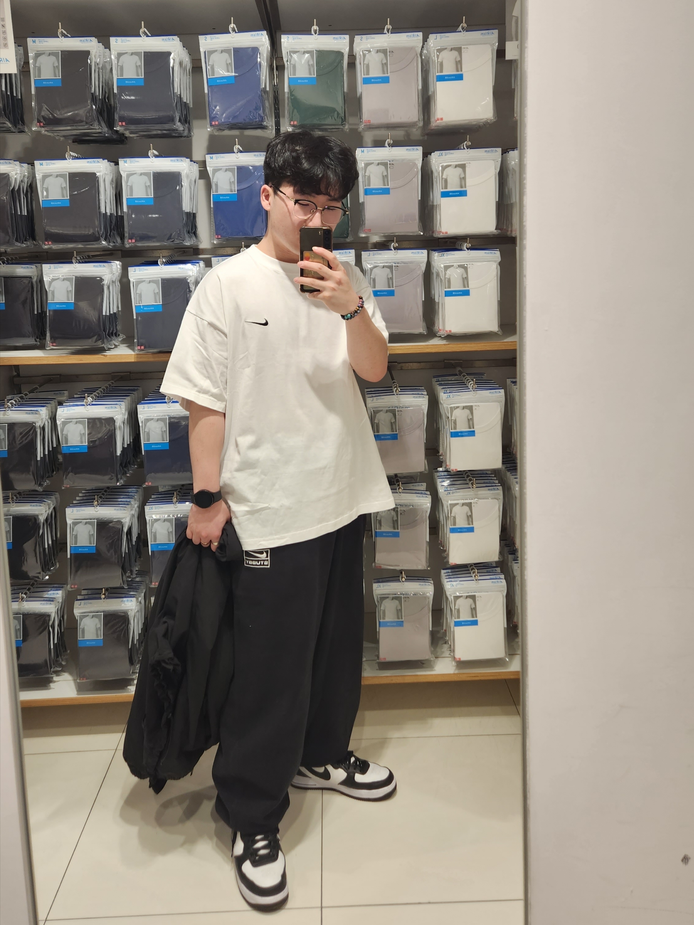 Nike x Stussy Air Force 1 '07 Mid SP Black and Light Bone, Nike x Stussy T-Shirt White (DV1774-100) 착용 스타일
