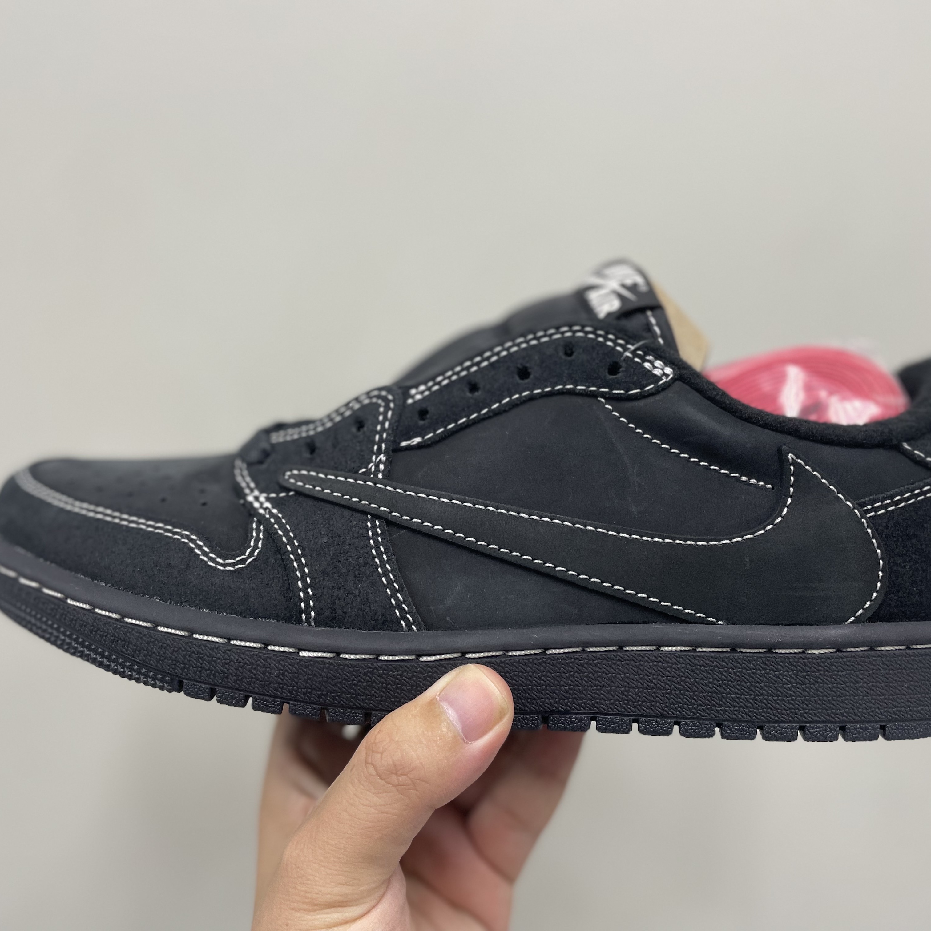 Jordan 1 x Travis Scott Retro Low OG SP Black Phantom 착용 스타일 - 4