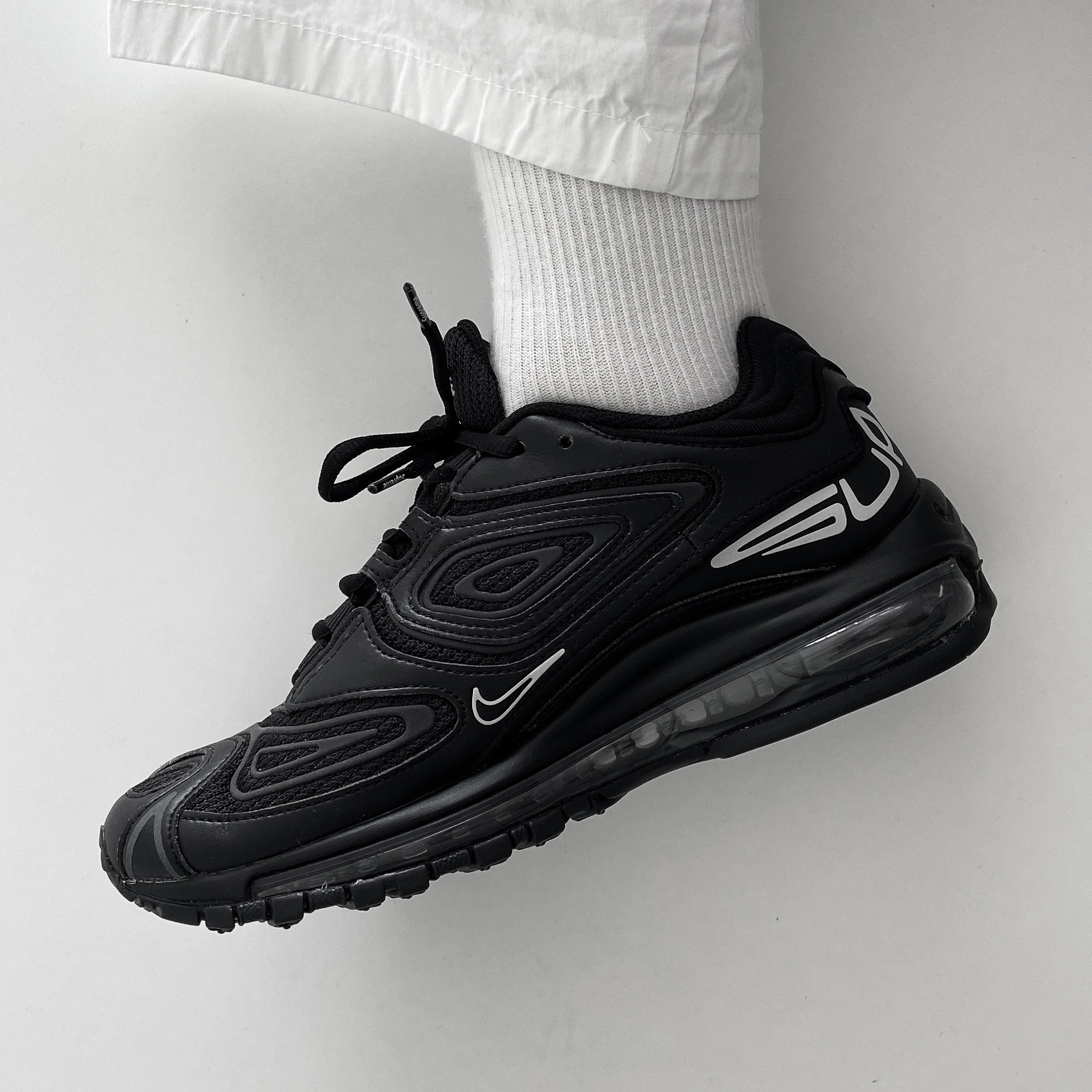 Nike x Supreme Air Max 98 TL Black 착용 스타일 - 2
