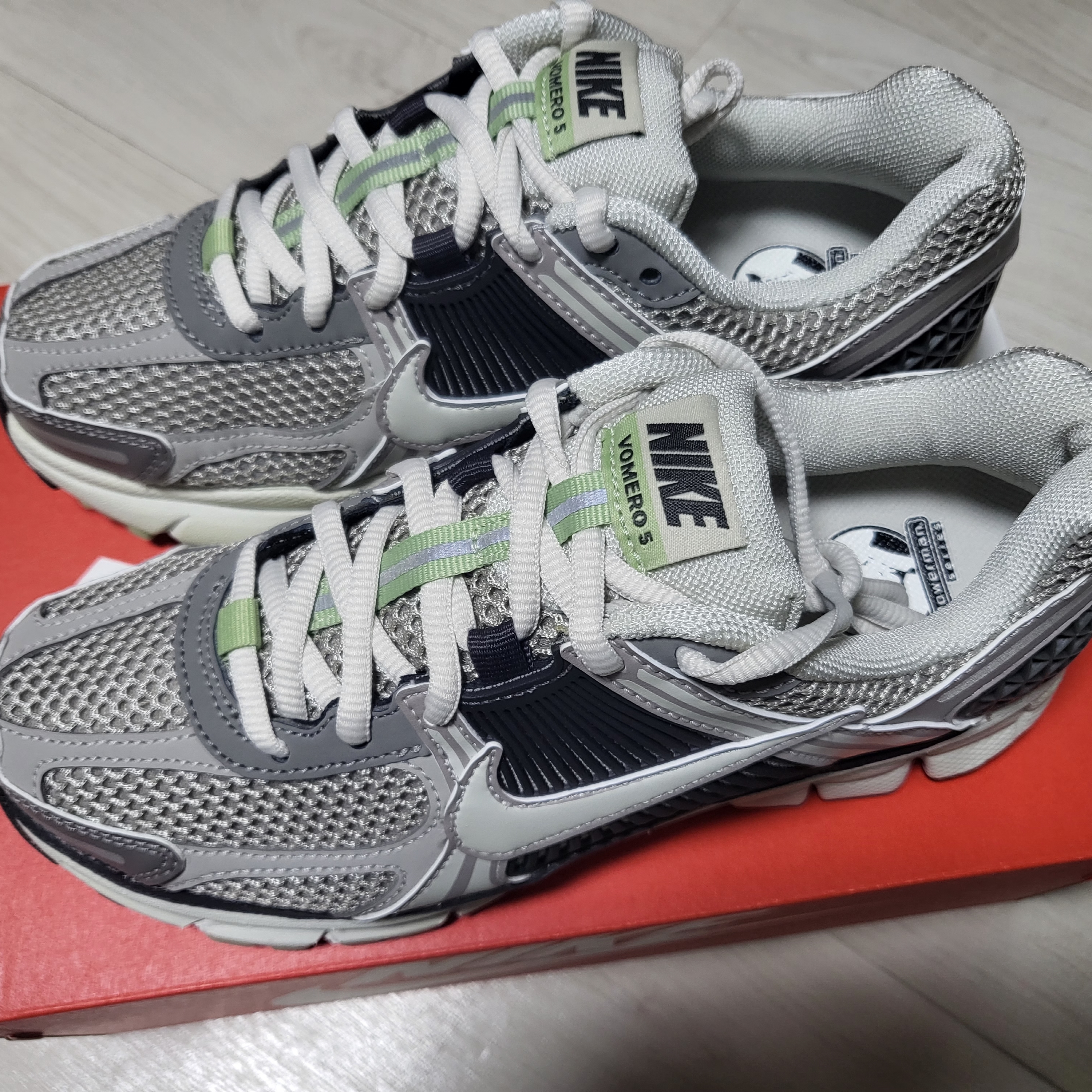 (W) Nike Zoom Vomero 5 Cobblestone and Flat Pewter 착용 스타일