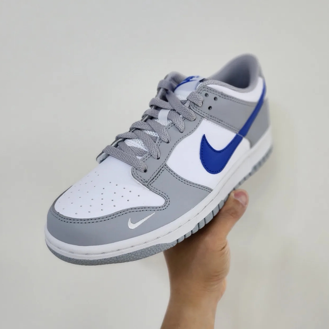 (GS) Nike Dunk Low Wolf Grey Game Royal 착용 스타일 - 1
