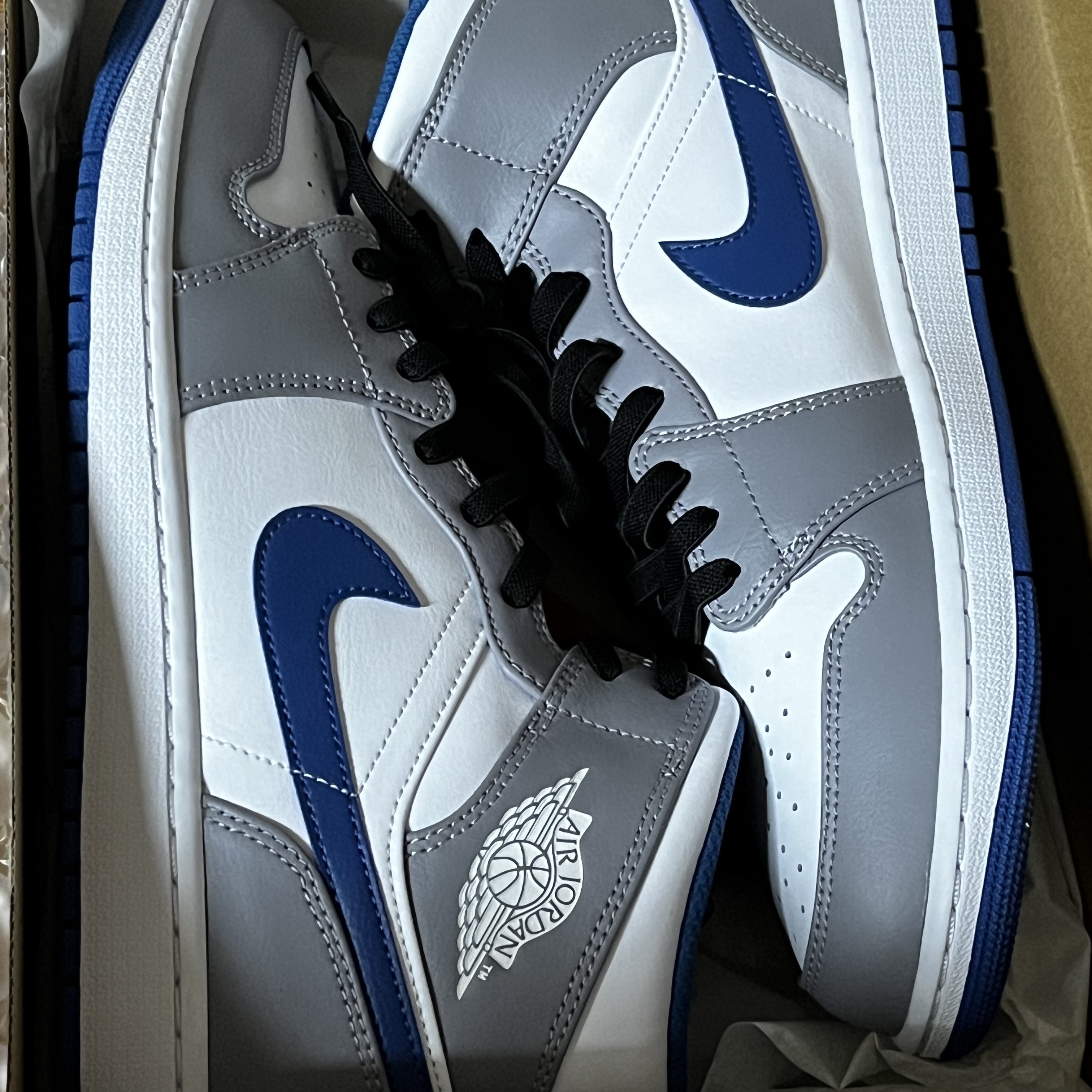 Jordan 1 Mid Cement Grey True Blue 착용 스타일 - 2