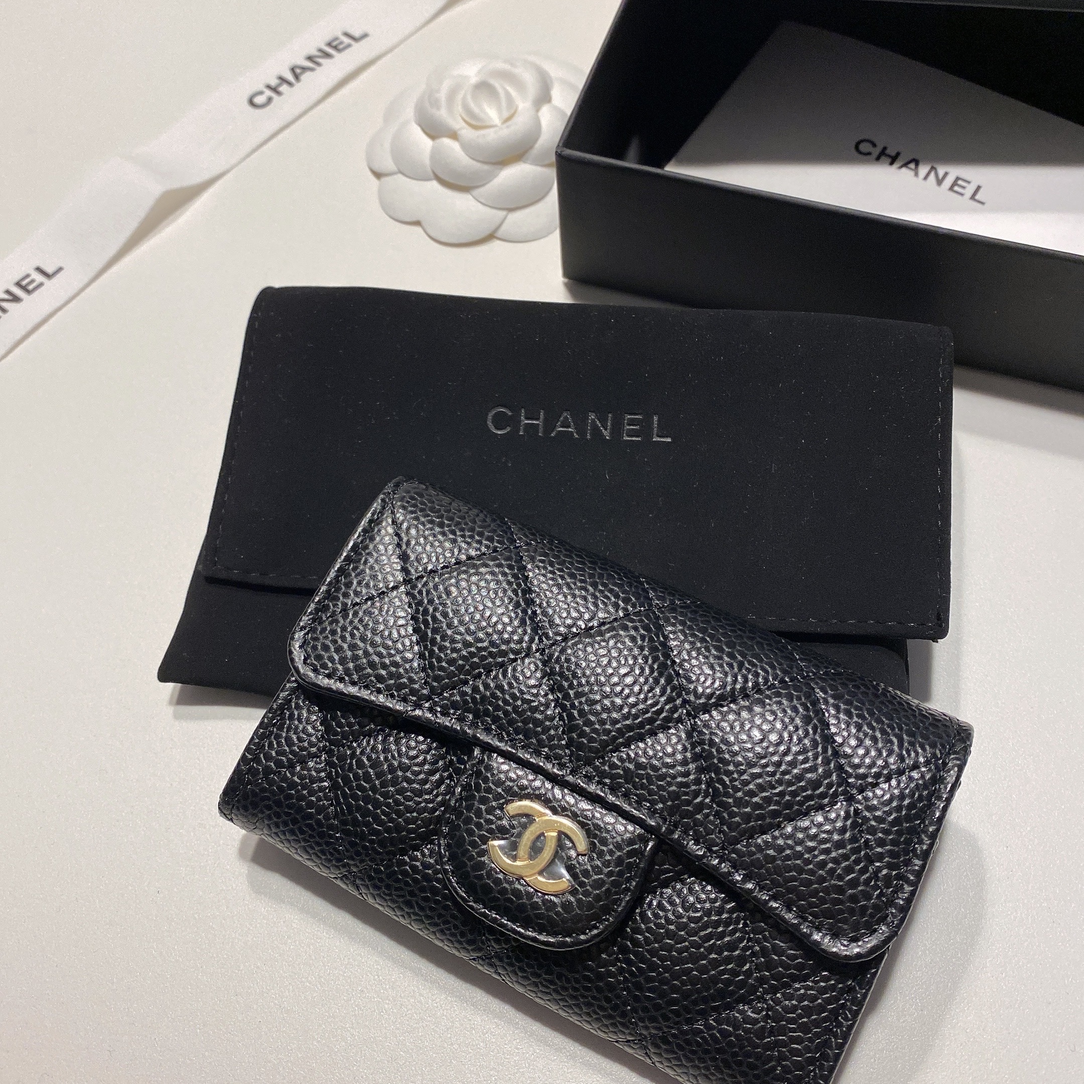 Chanel Classic Card Holder Grained Calfskin & Gold Black 착용 스타일