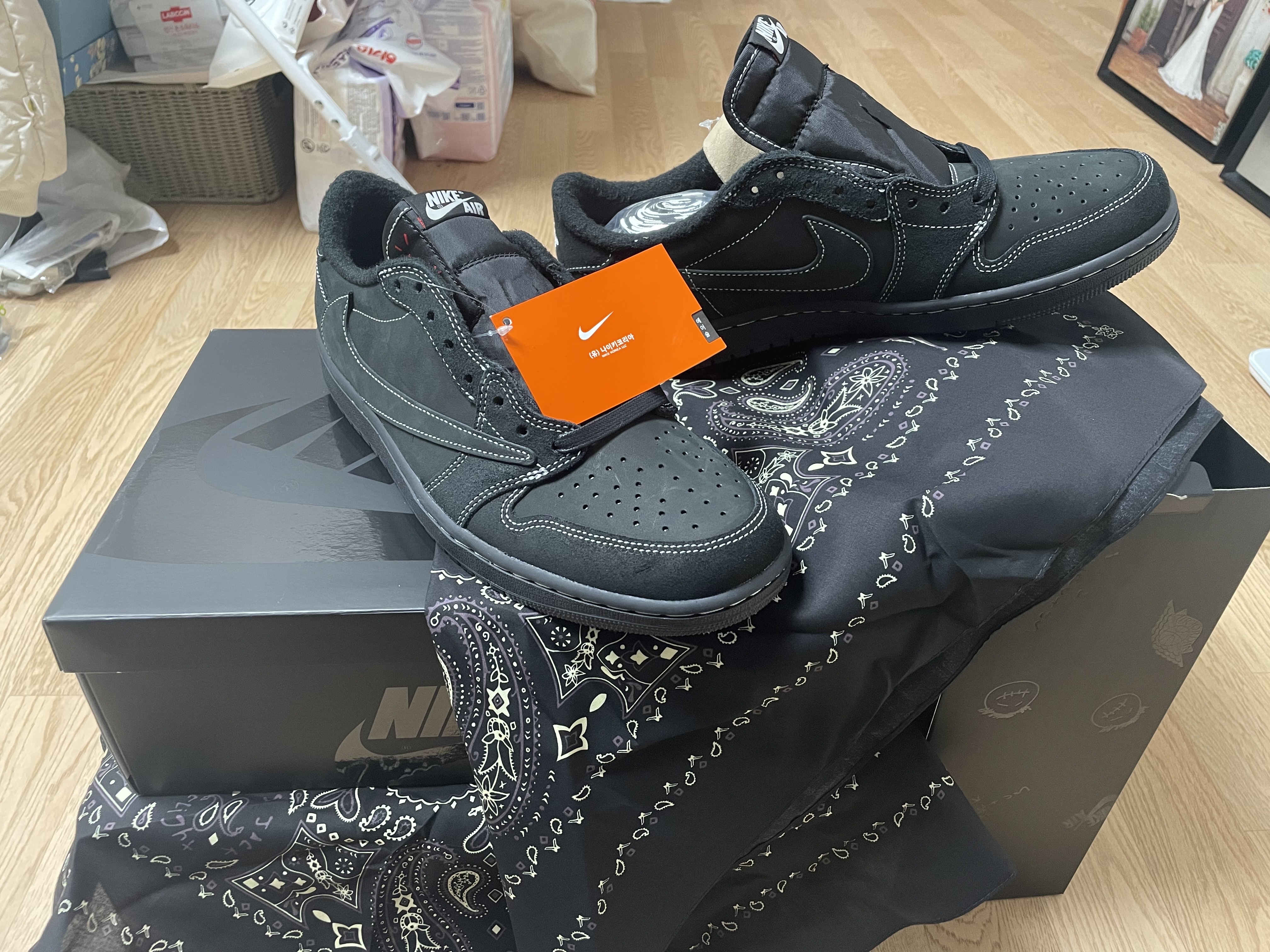 Jordan 1 x Travis Scott Retro Low OG SP Black Phantom 착용 스타일 - 3