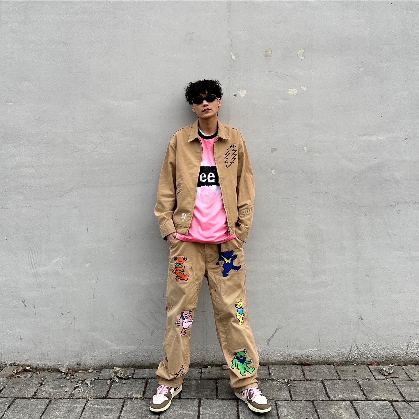 Jordan 1 x Travis Scott Retro High OG SP Mocha, Thisisneverthat x Grateful Dead Lightning Carpenter Pants Tan 착용 스타일 - 1
