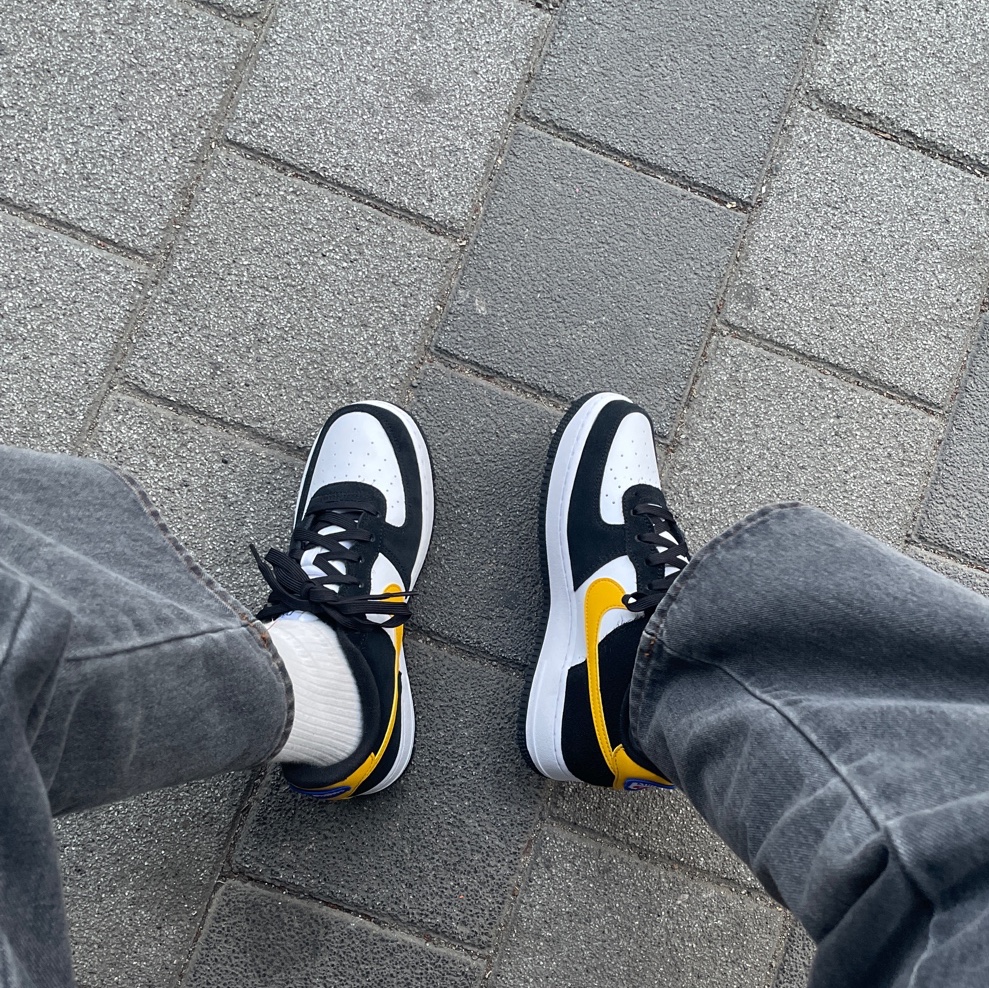 (GS) Nike Air Force 1 LV8 Athletic Club Black Dark Sulfur 착용 스타일