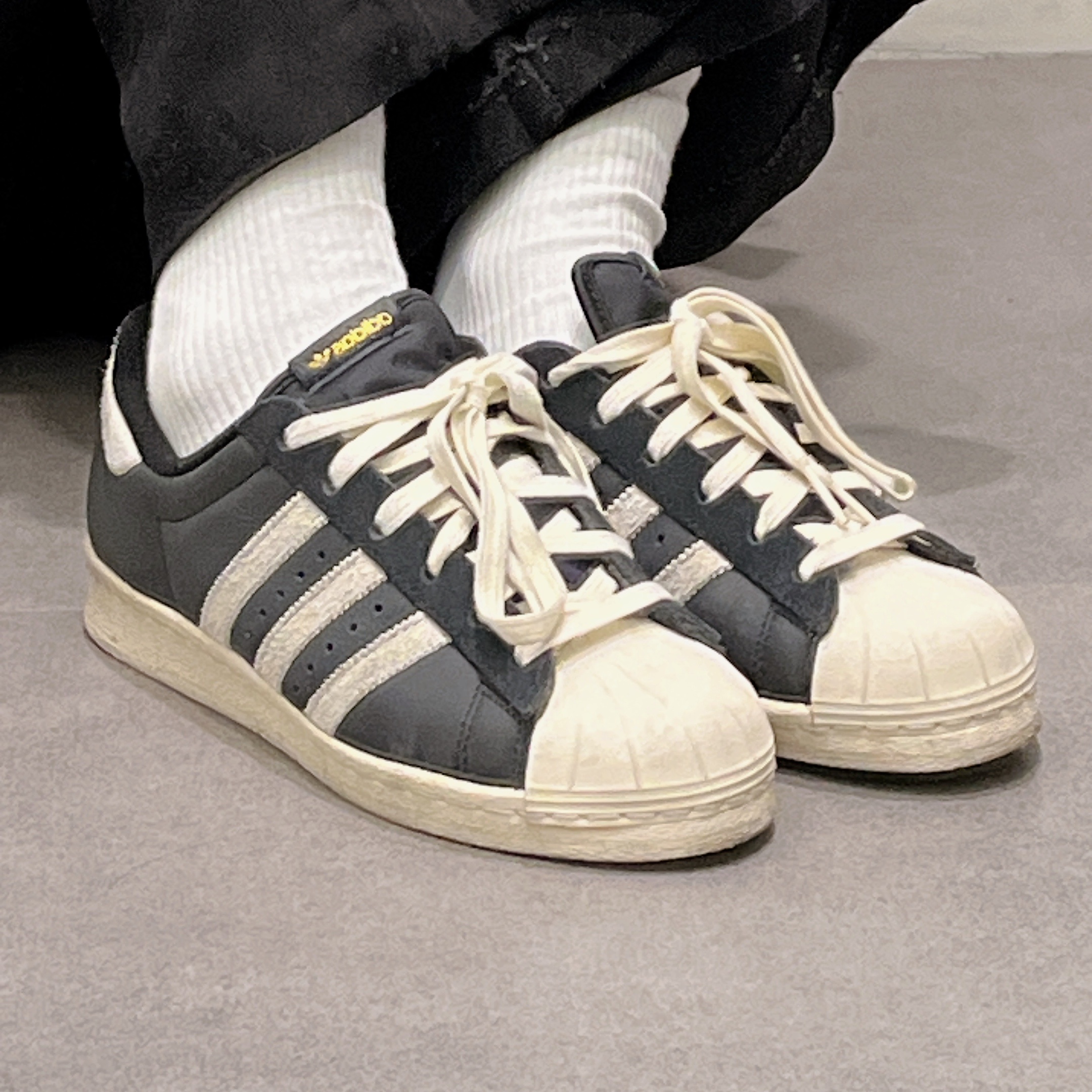 Adidas Superstar 82 Black White 착용 스타일 - 2