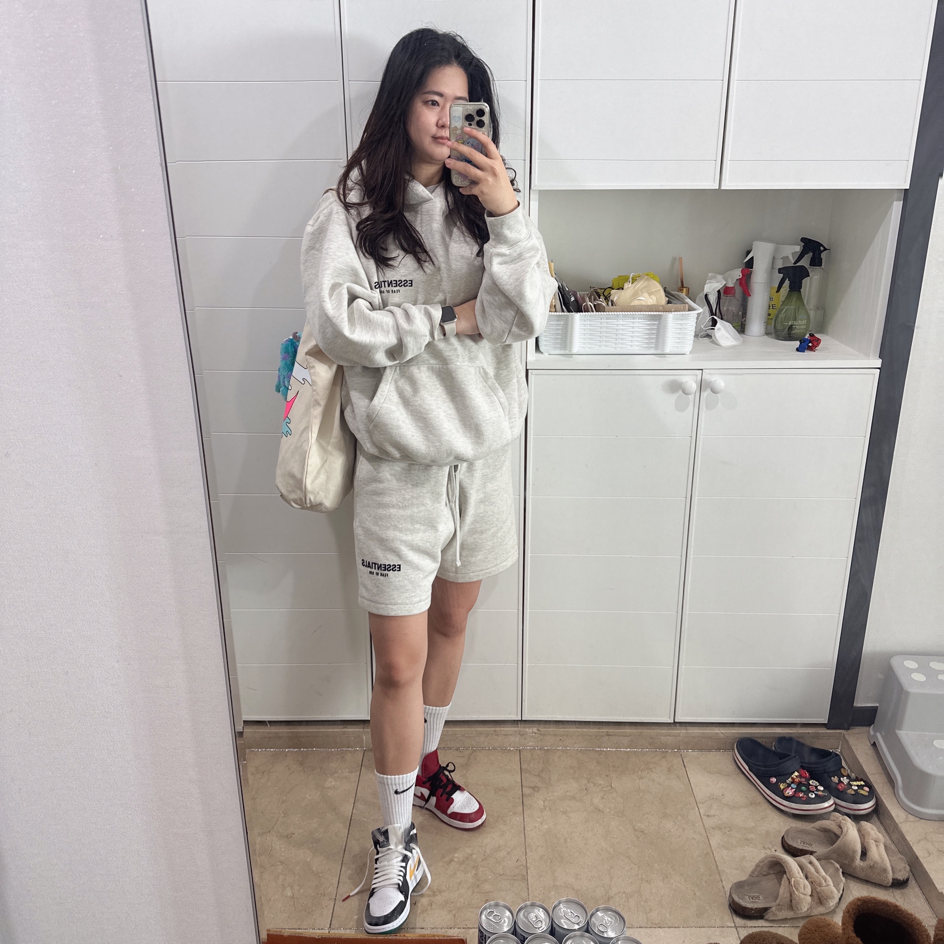 Essentials The Core Collection Hoodie Light Oatmeal, Essentials The Core Collection Sweatshorts Light Oatmeal 착용 스타일