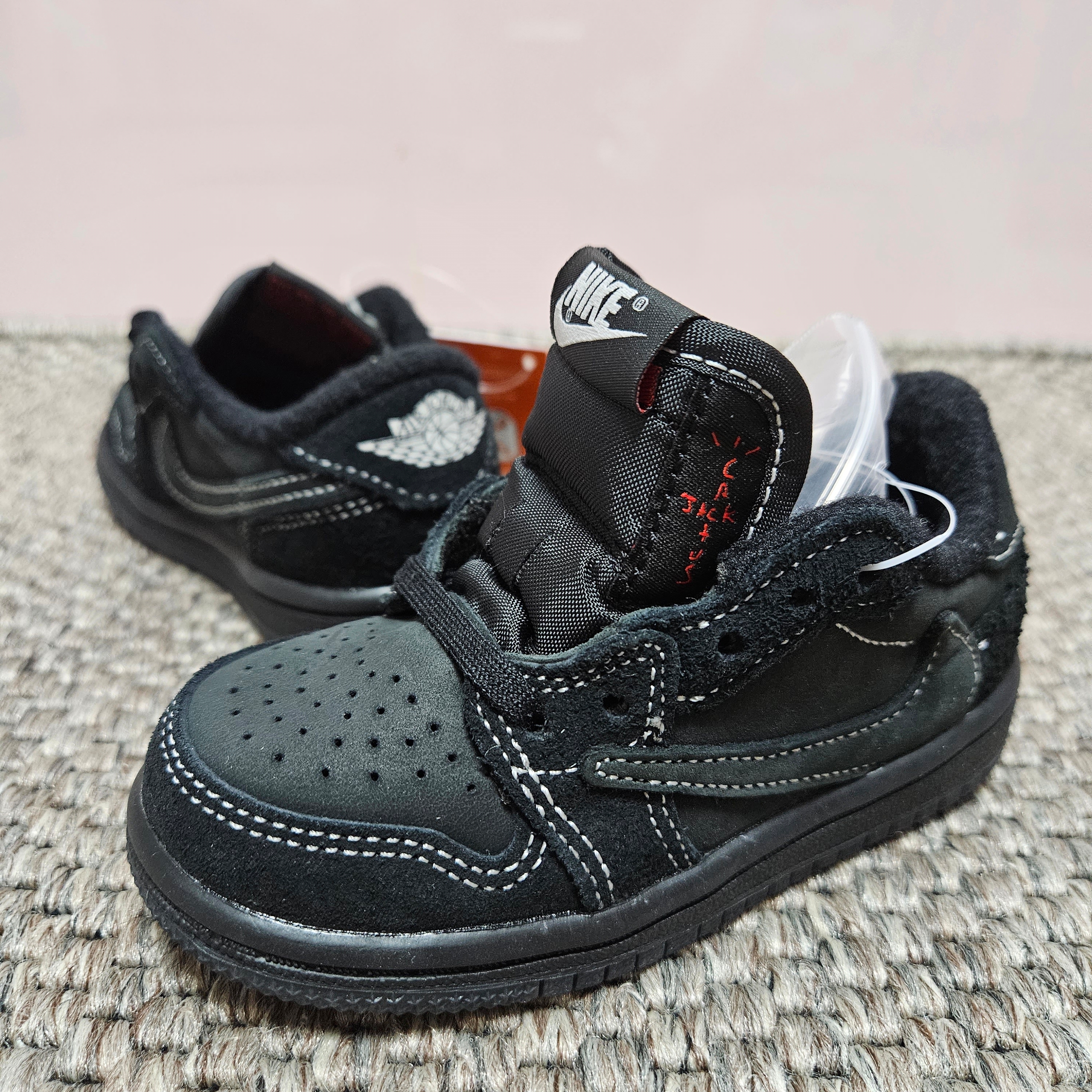 (TD) Jordan 1 x Travis Scott Retro Low OG SP Black Phantom 착용 스타일 - 3
