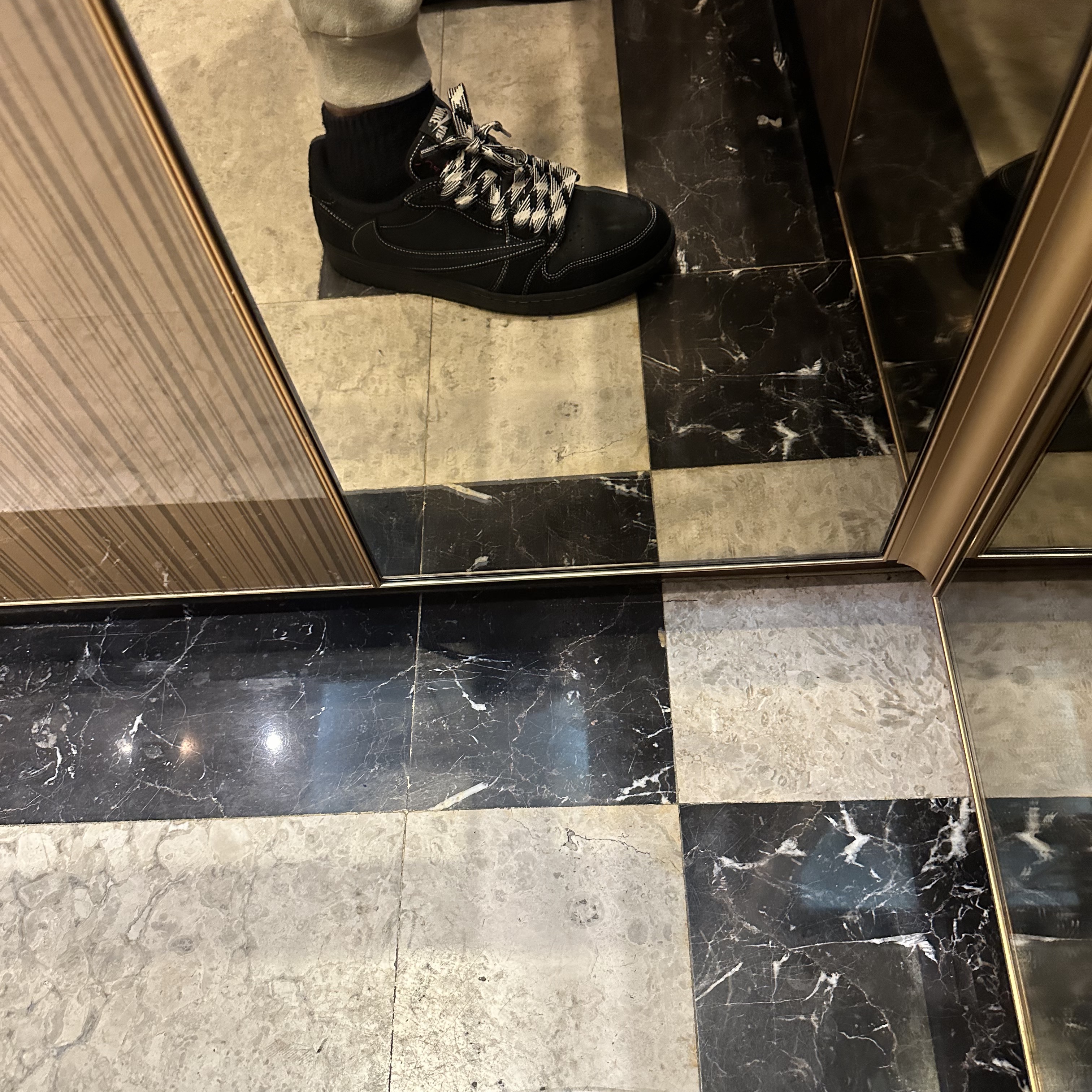 Jordan 1 x Travis Scott Retro Low OG SP Black Phantom 착용 스타일