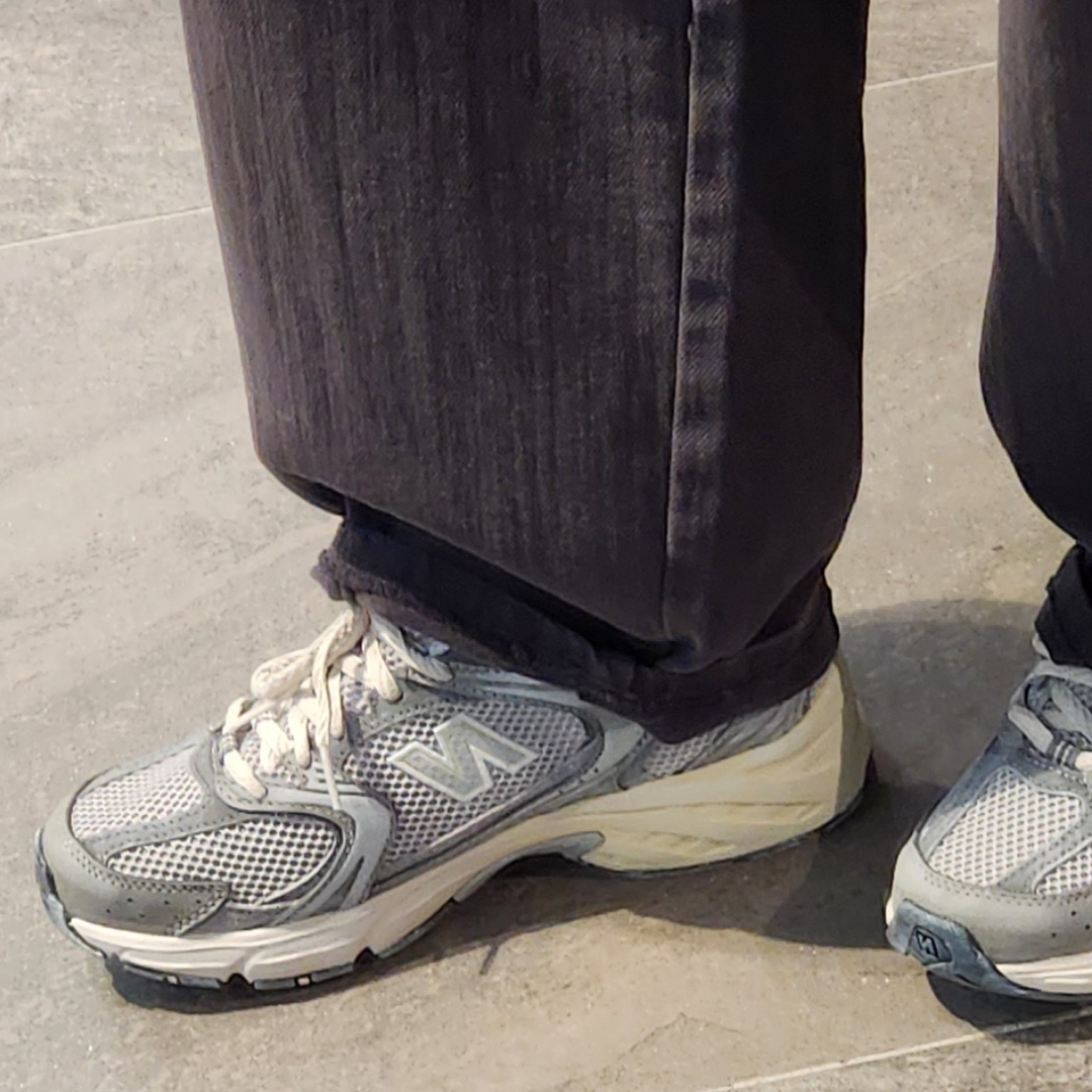 New Balance 530 Premium Vintage Grey Matter 착용 스타일 - 2