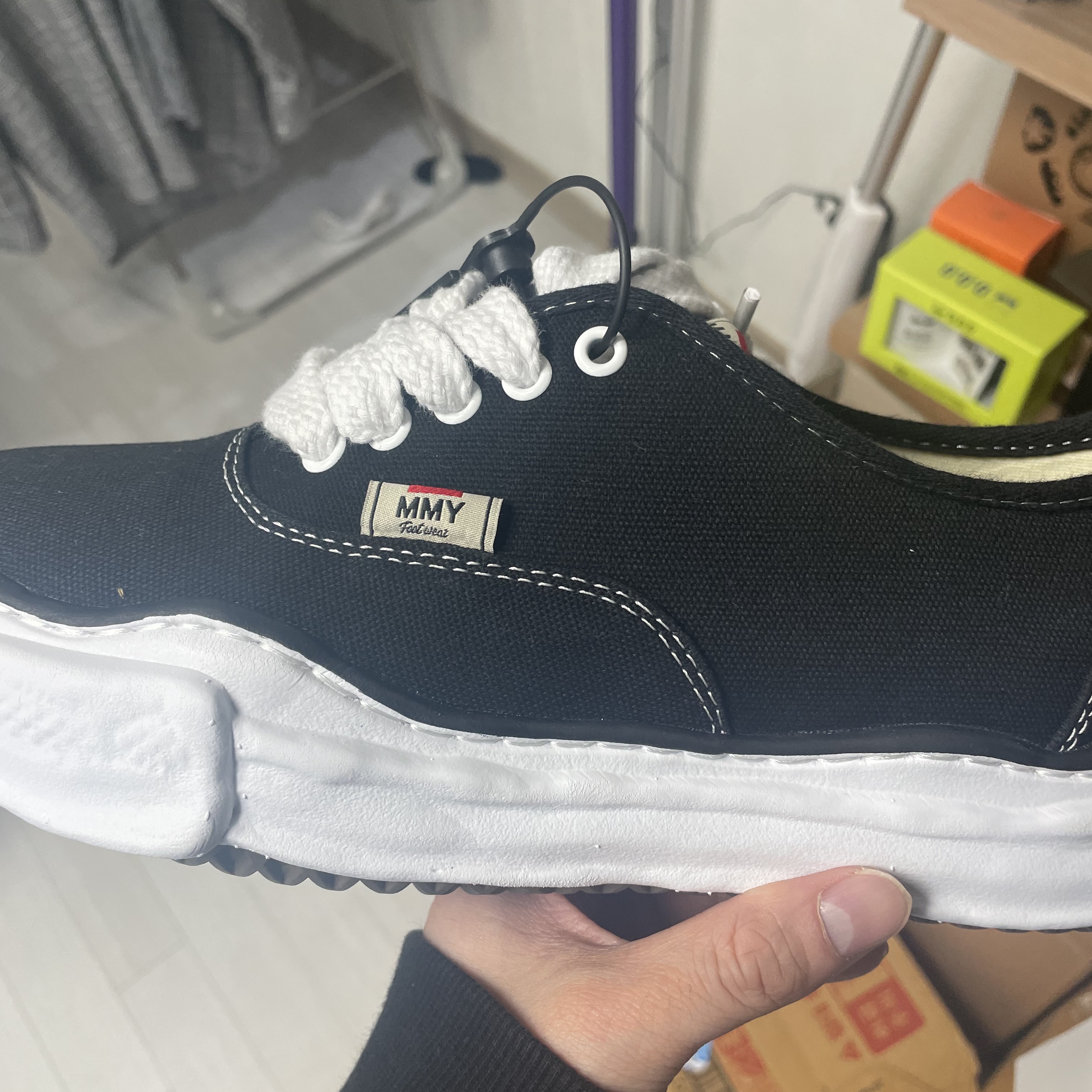 Maison Mihara Yasuhiro Baker OG Sole Canvas Low Cut Sneakers Black 착용 스타일 - 1